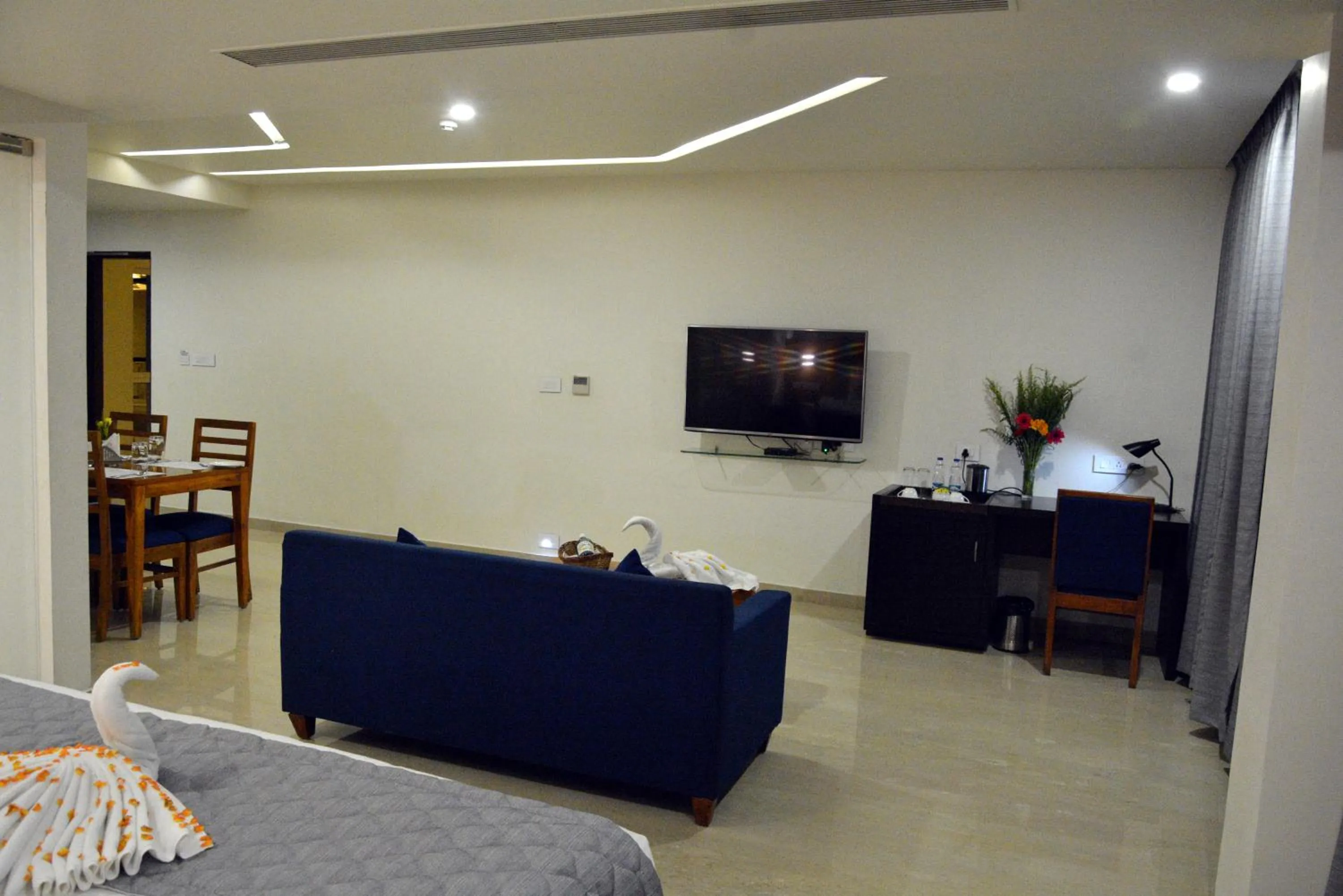 Seating area, Bed in Hotel Sree Annamalaiyar Park