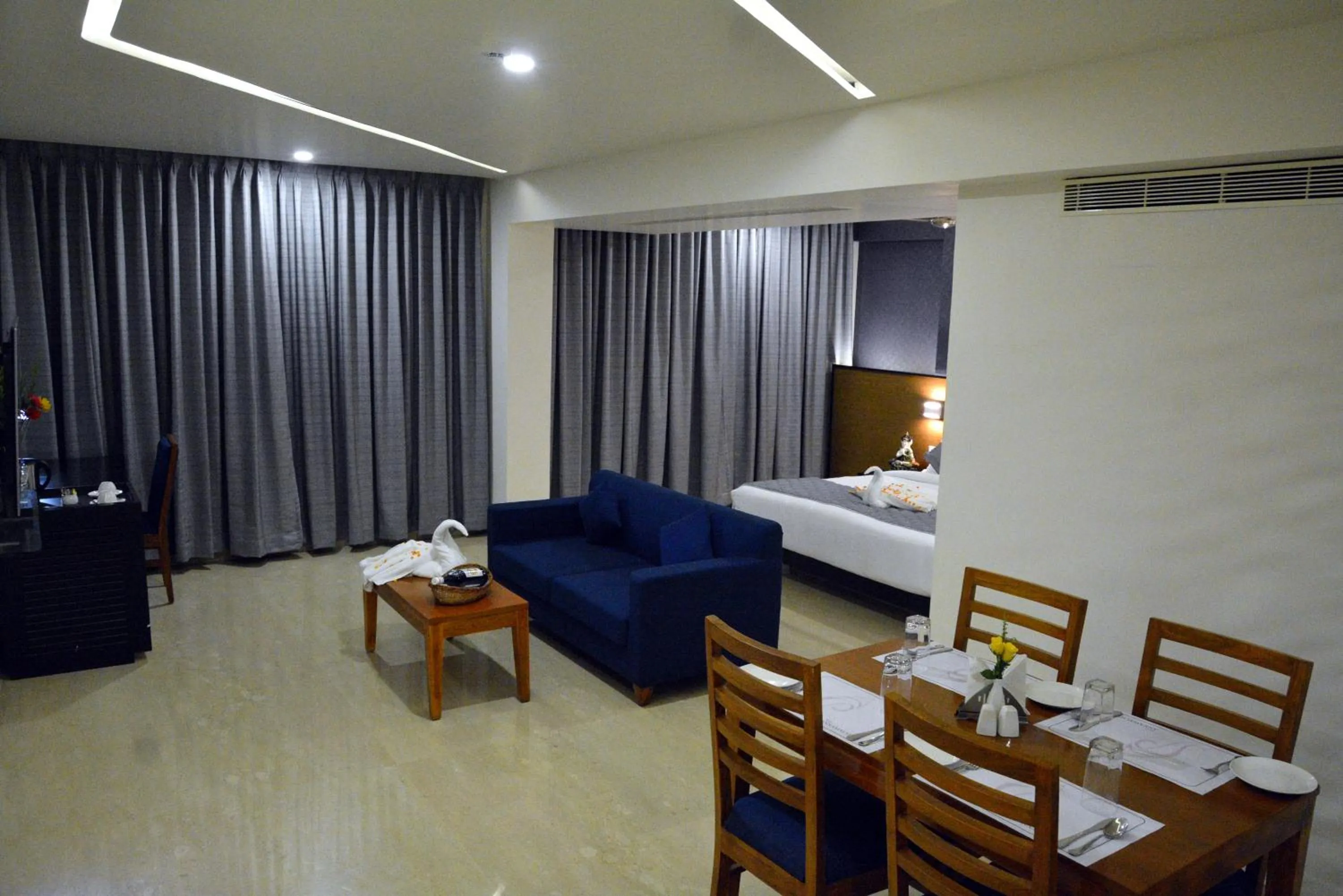 Photo of the whole room, Bed in Hotel Sree Annamalaiyar Park