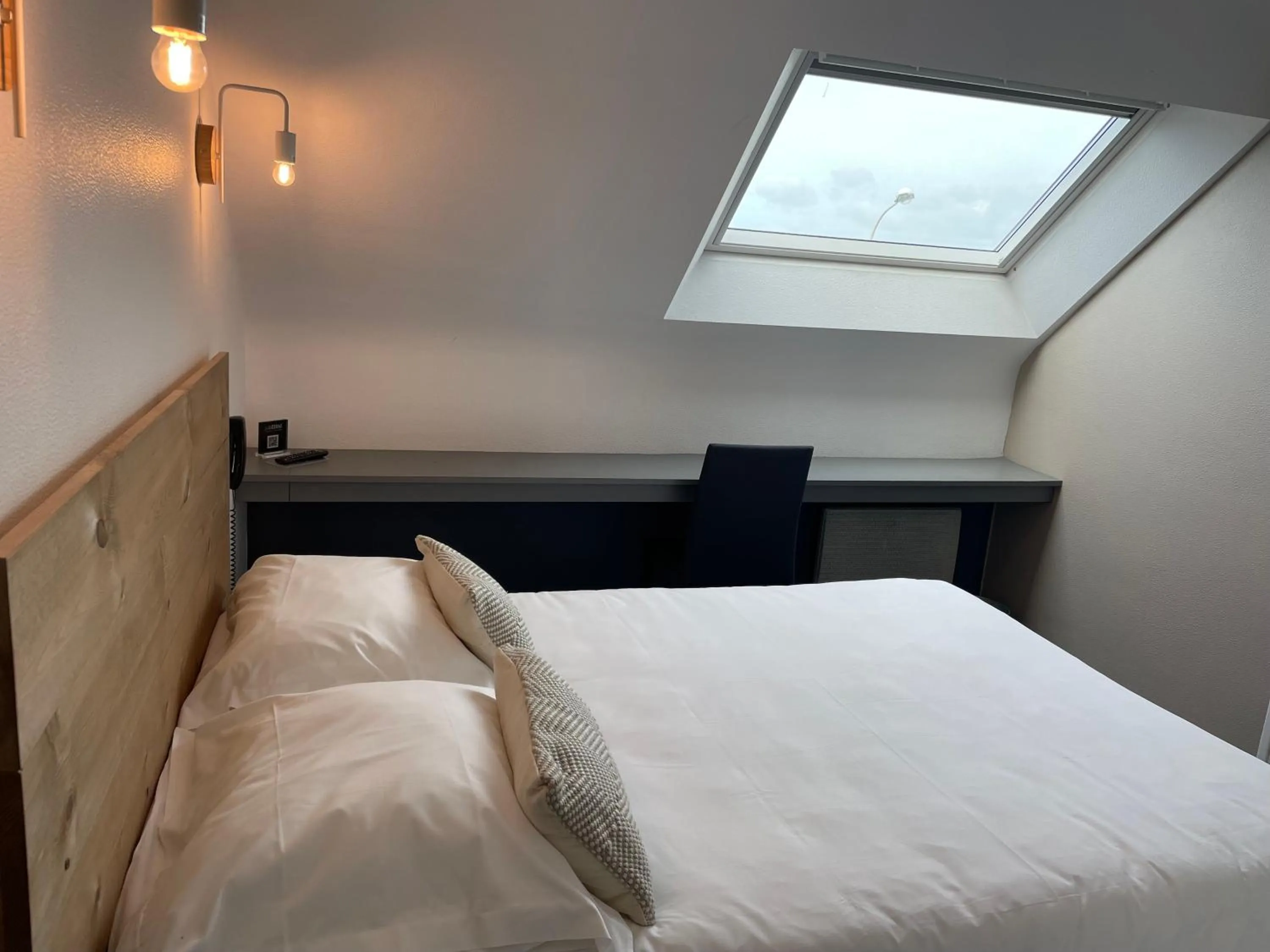 Photo of the whole room, Bed in Hotel La Licorne