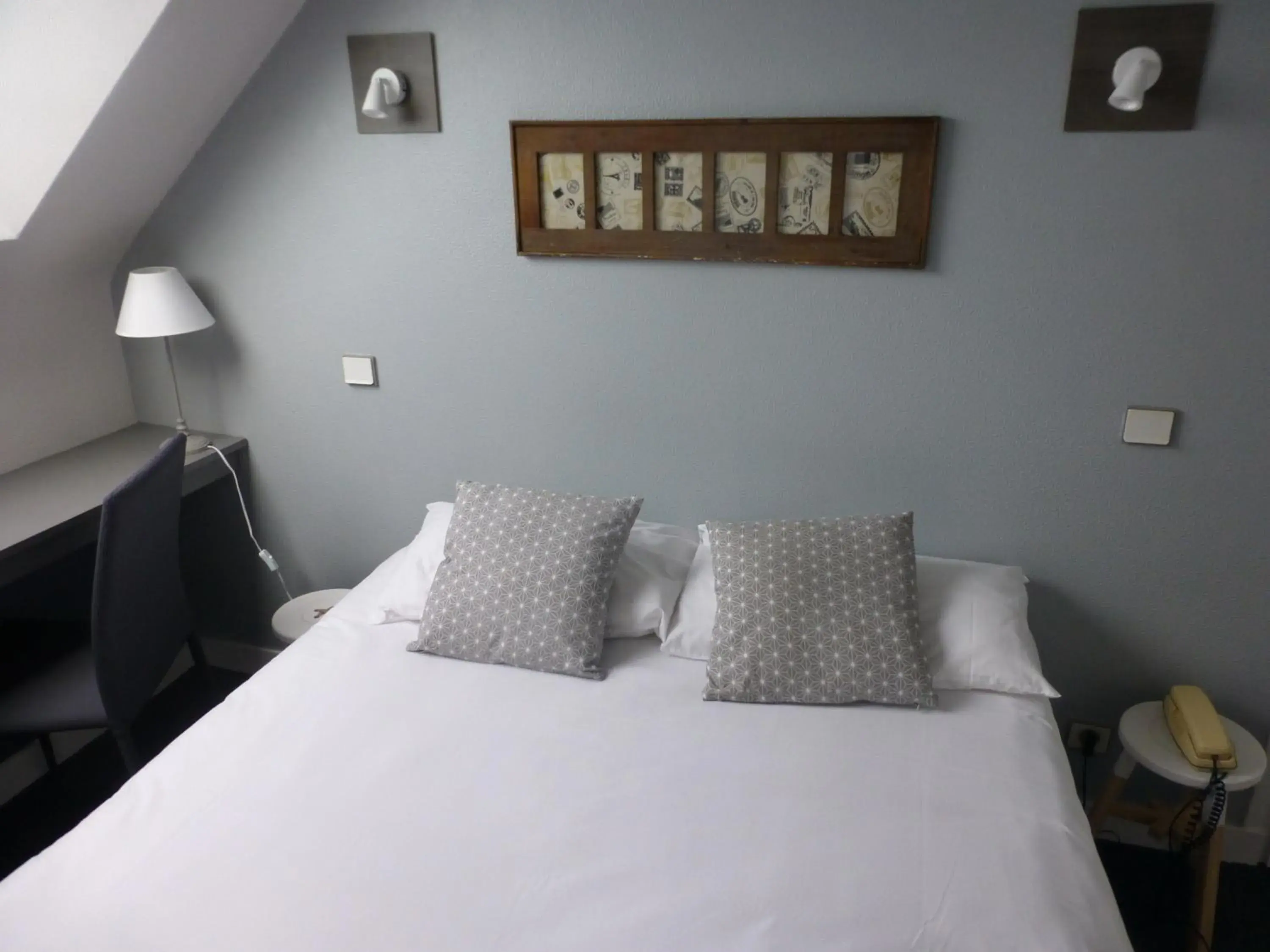 Small Double Room in Hotel La Licorne Small Double Room in Hotel La Licorne