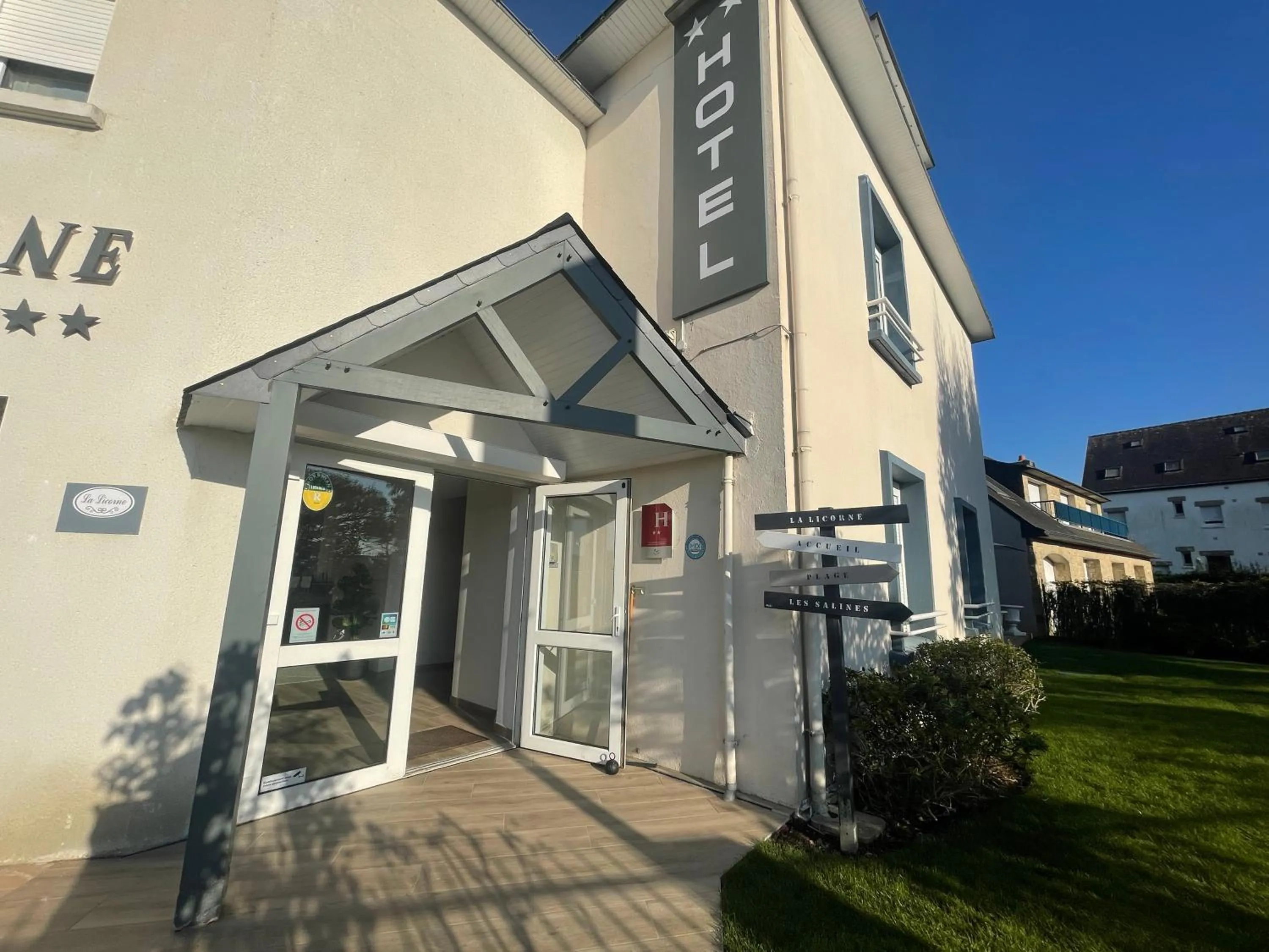 Property building in Hotel La Licorne