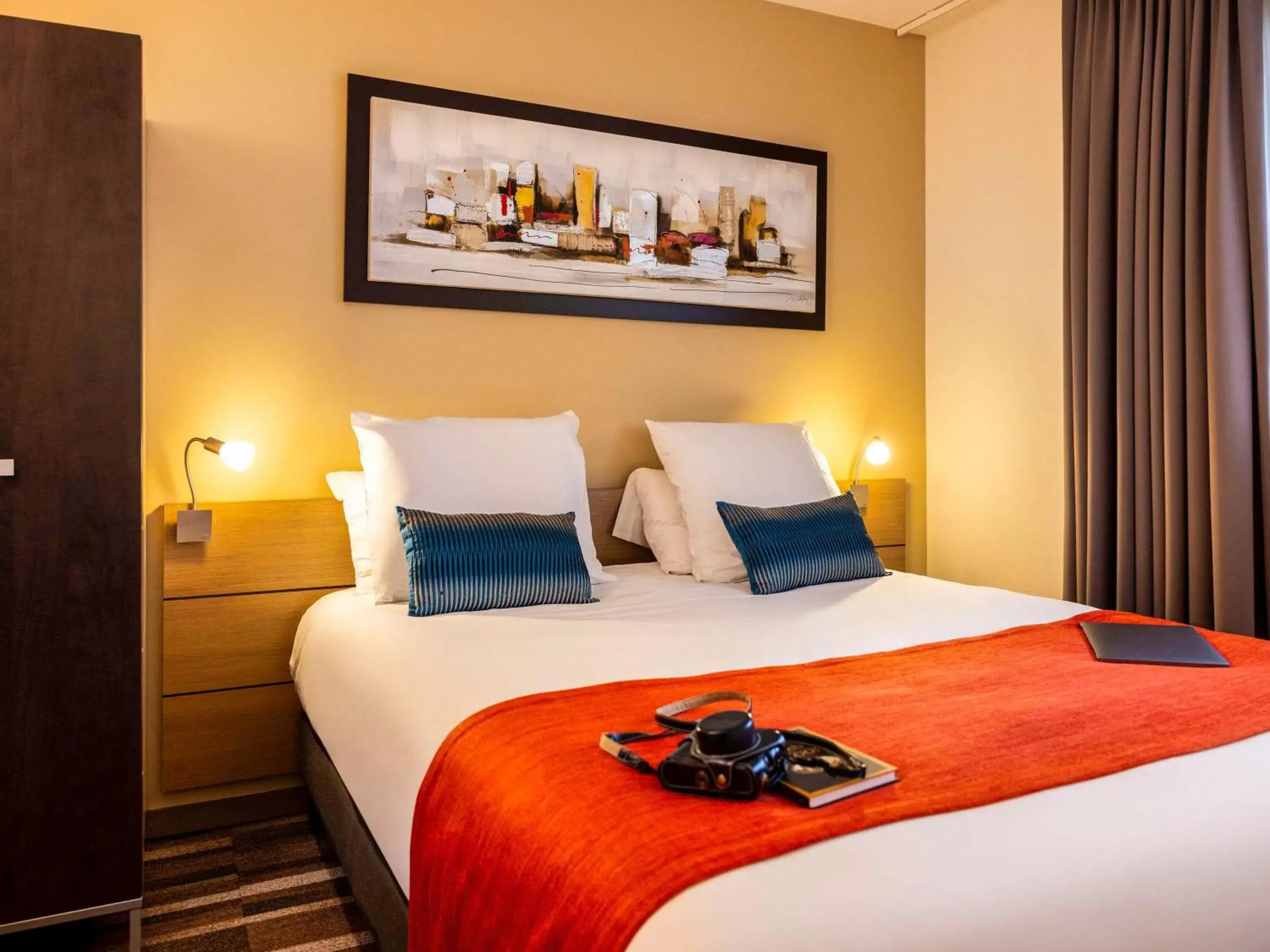 Family Room with Double Bed and Sofa in Mercure Agen Centre Family Room with Double Bed and Sofa in Mercure Agen Centre