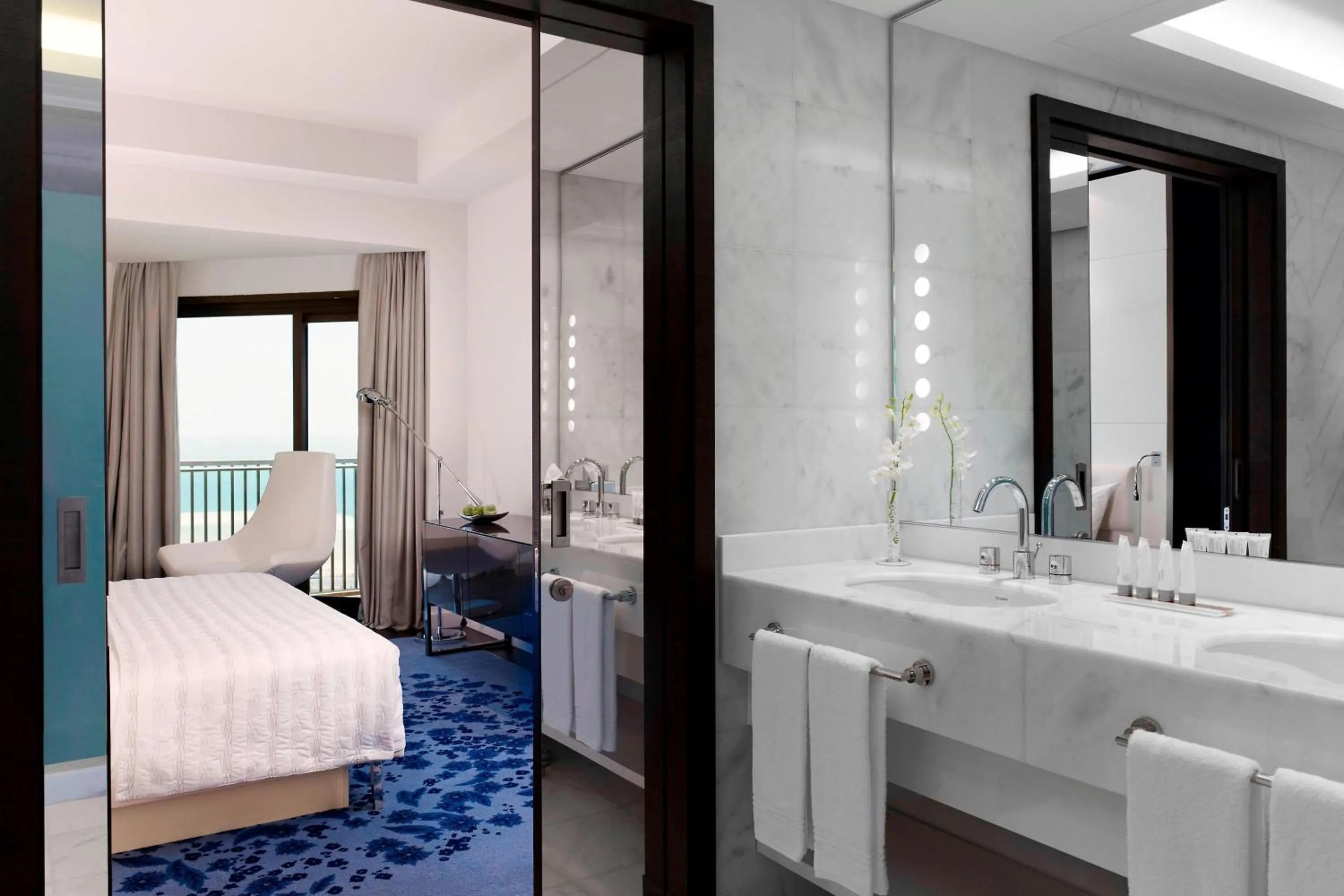 Bedroom, Bed in Le Meridien Al Khobar