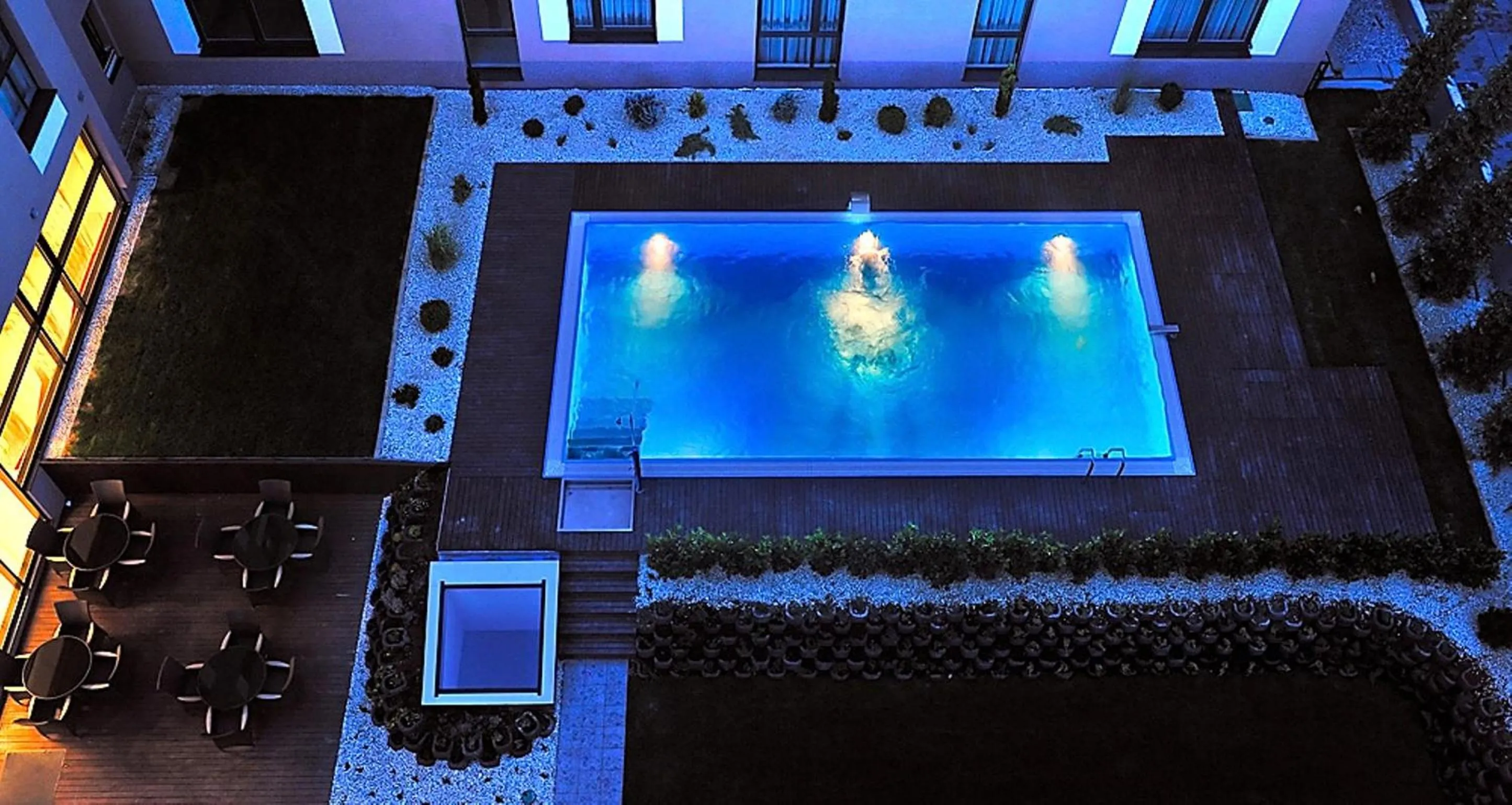 Swimming pool in Melrose Apartments