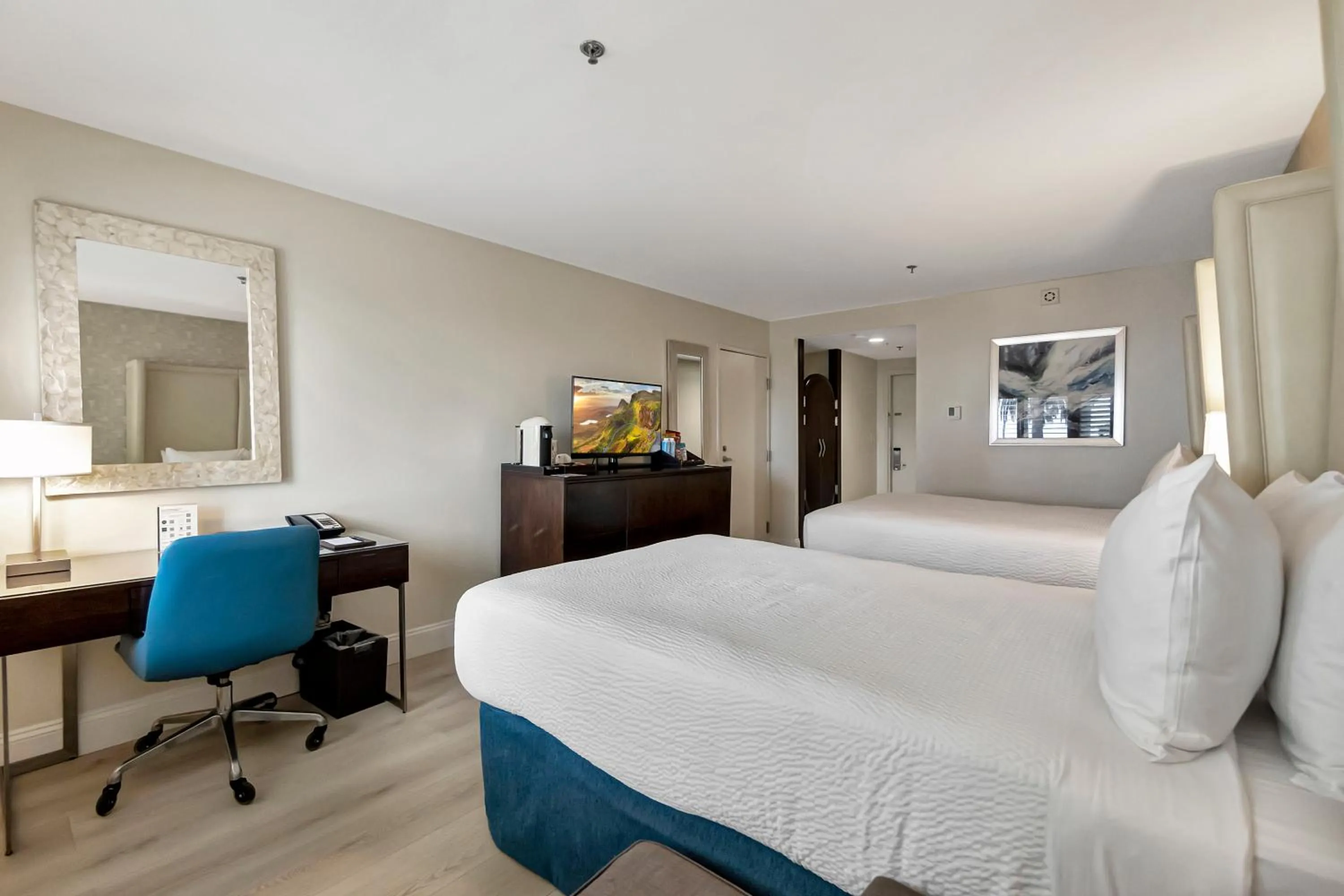 Bedroom, Bed in Ocean View Hotel