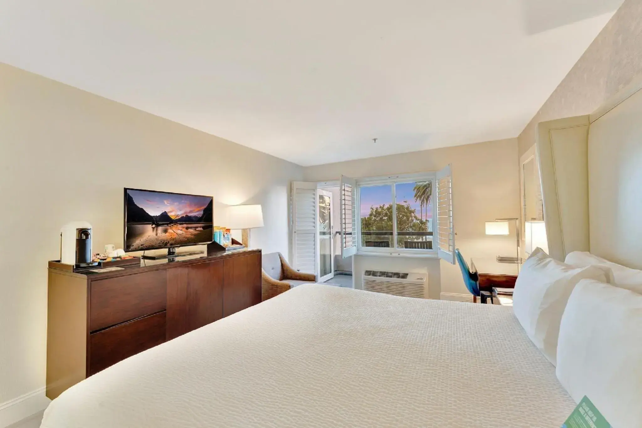 Deluxe King Room with Ocean View in Ocean View Hotel Deluxe King Room with Ocean View in Ocean View Hotel