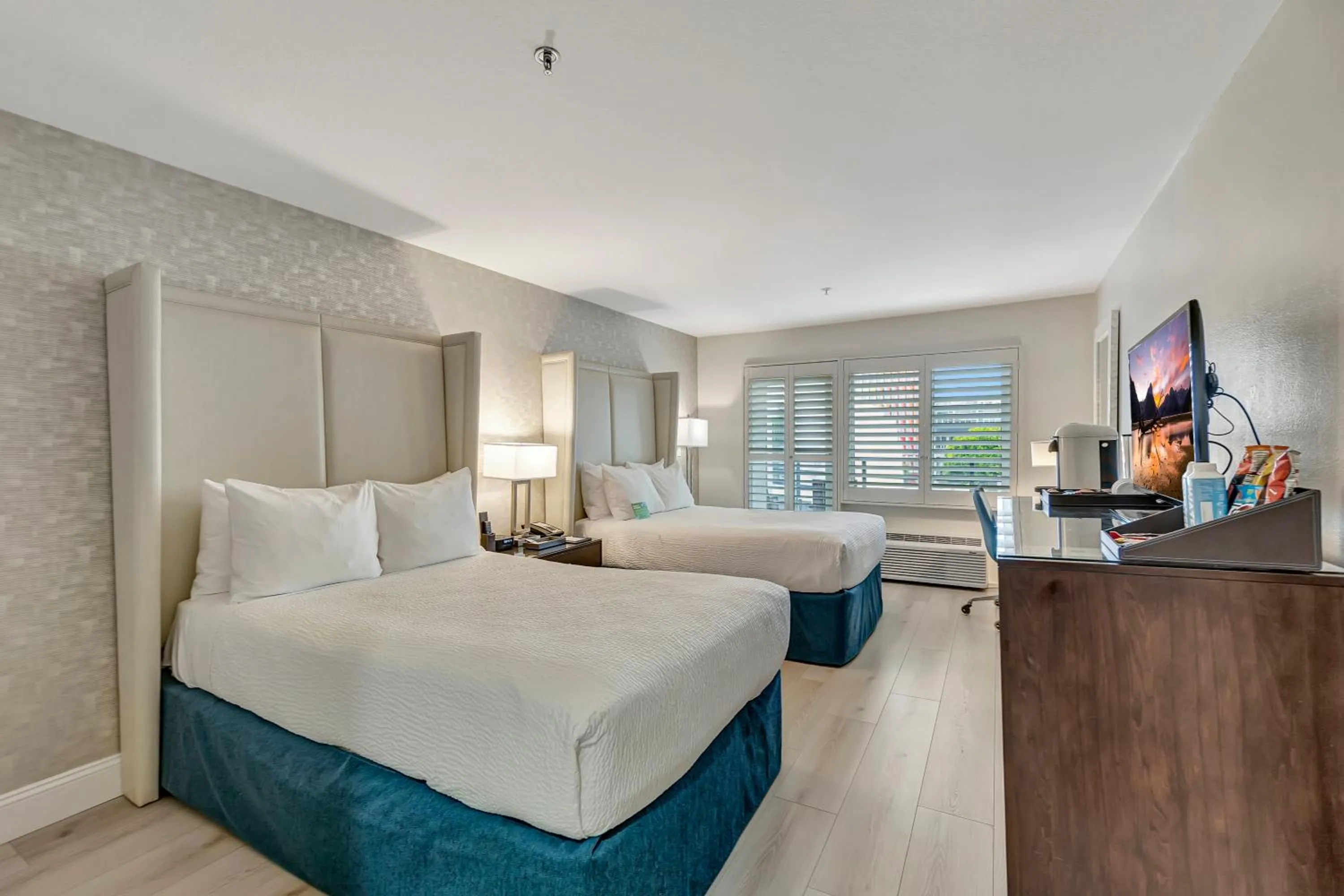 Bedroom, Bed in Ocean View Hotel