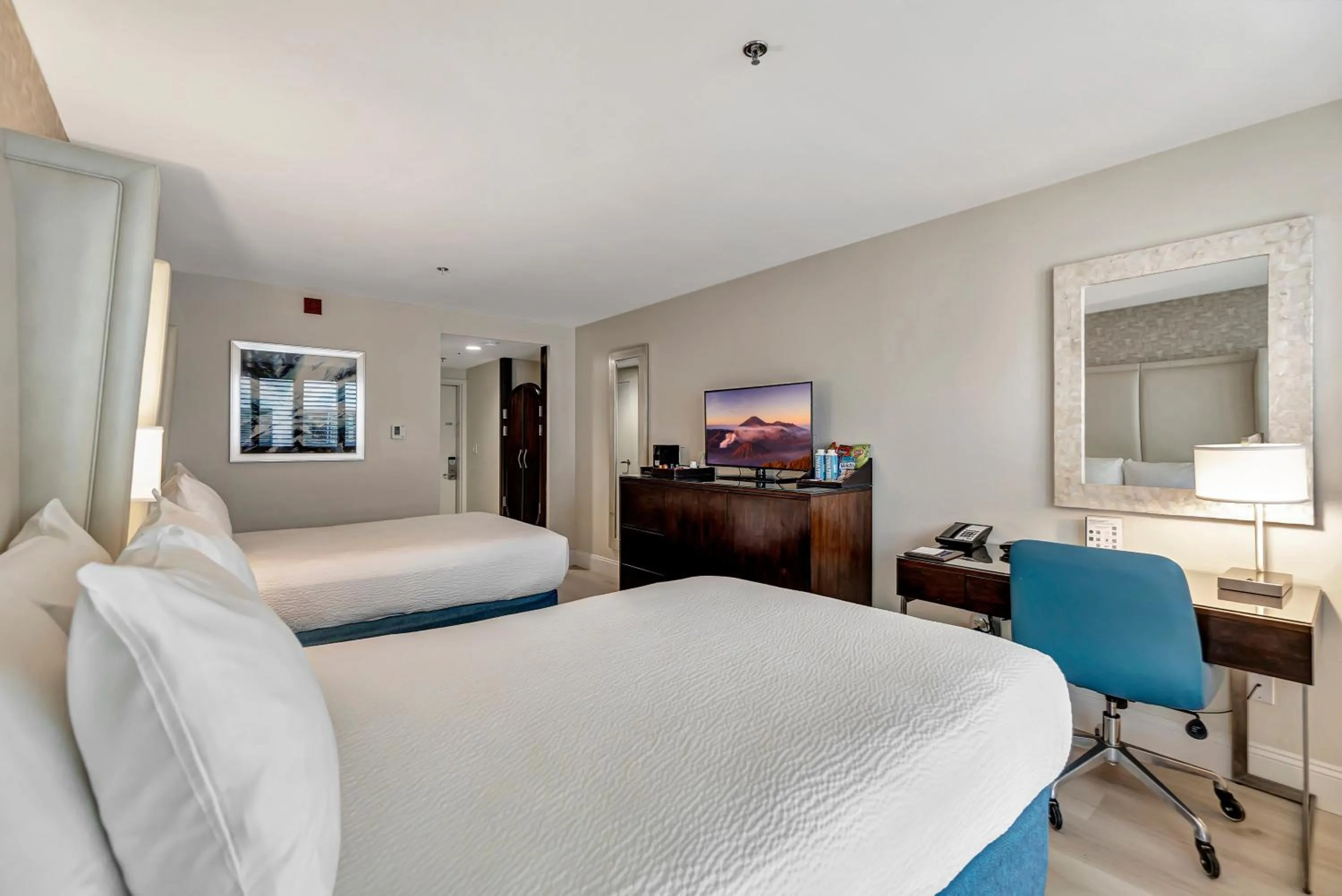 Bedroom, Bed in Ocean View Hotel