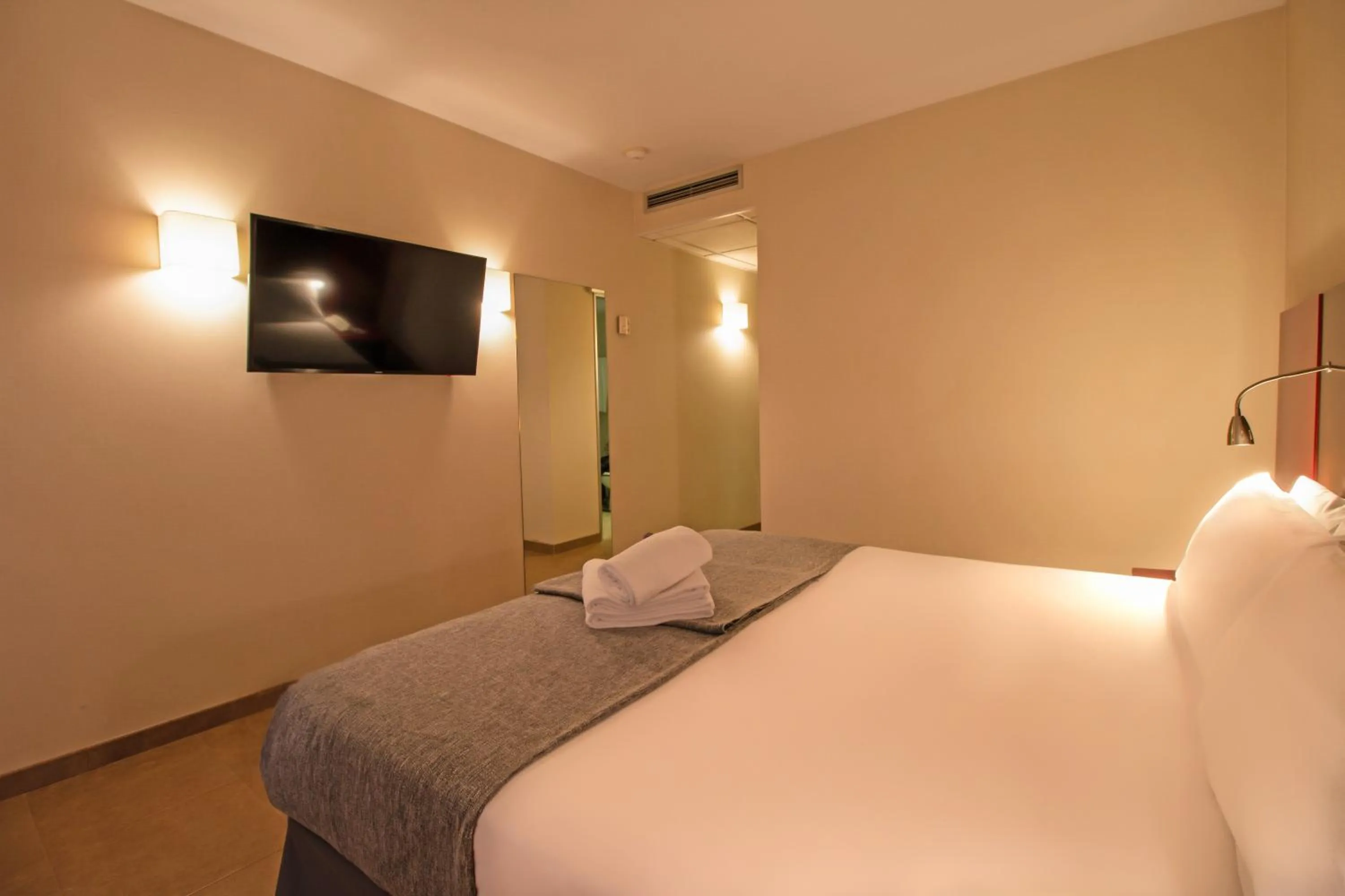 TV and multimedia, Bed in SM Hotel Teatre Auditori