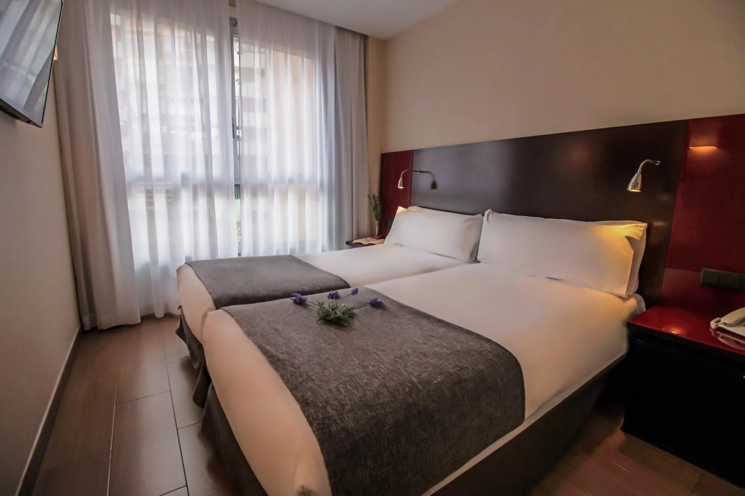 Photo of the whole room, Bed in SM Hotel Teatre Auditori