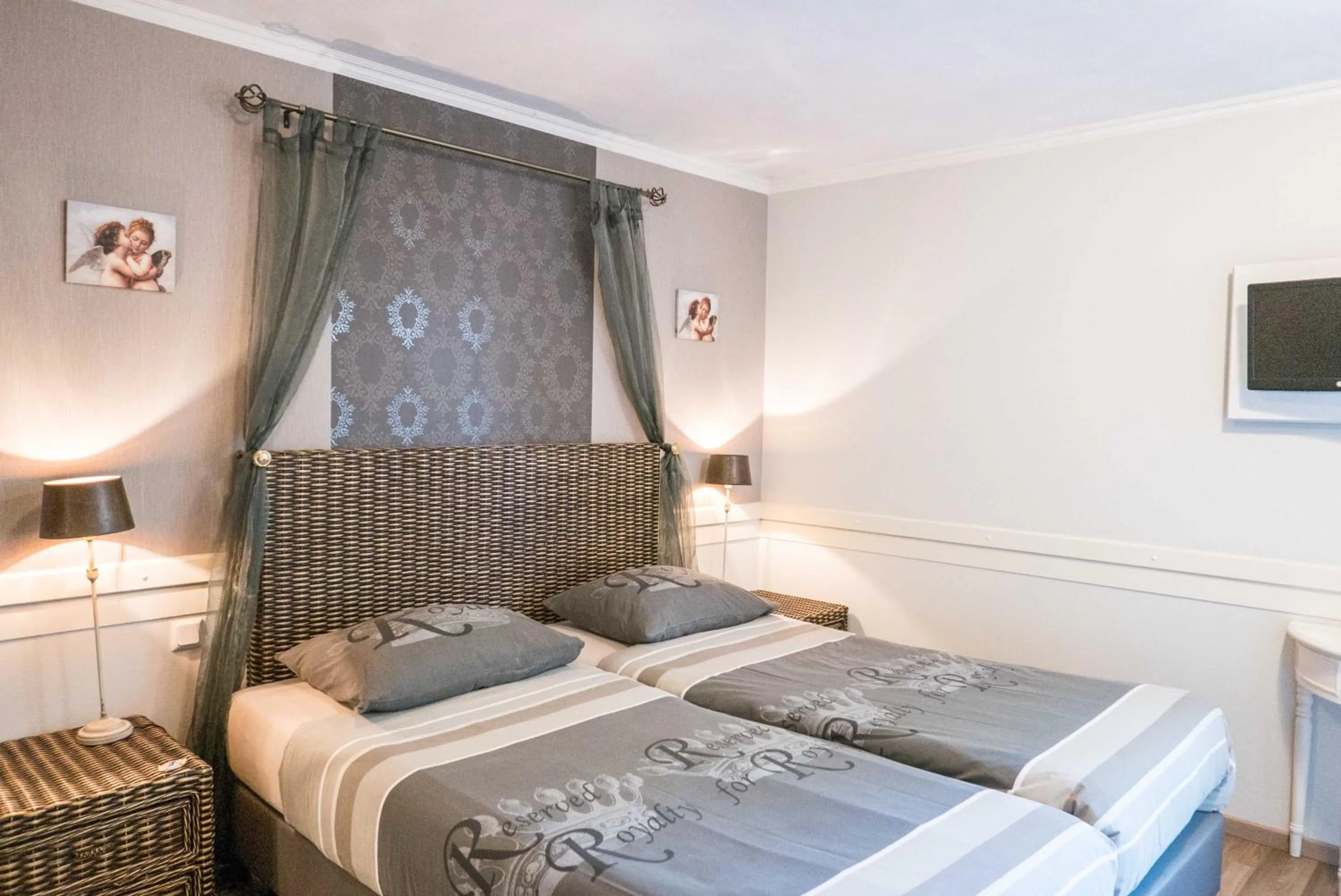 Photo of the whole room, Bed in Hotel Groote Engel