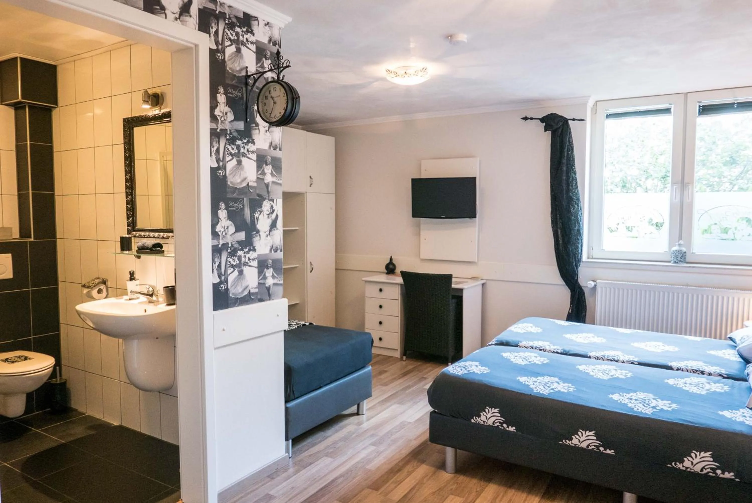 Photo of the whole room, Bed in Hotel Groote Engel