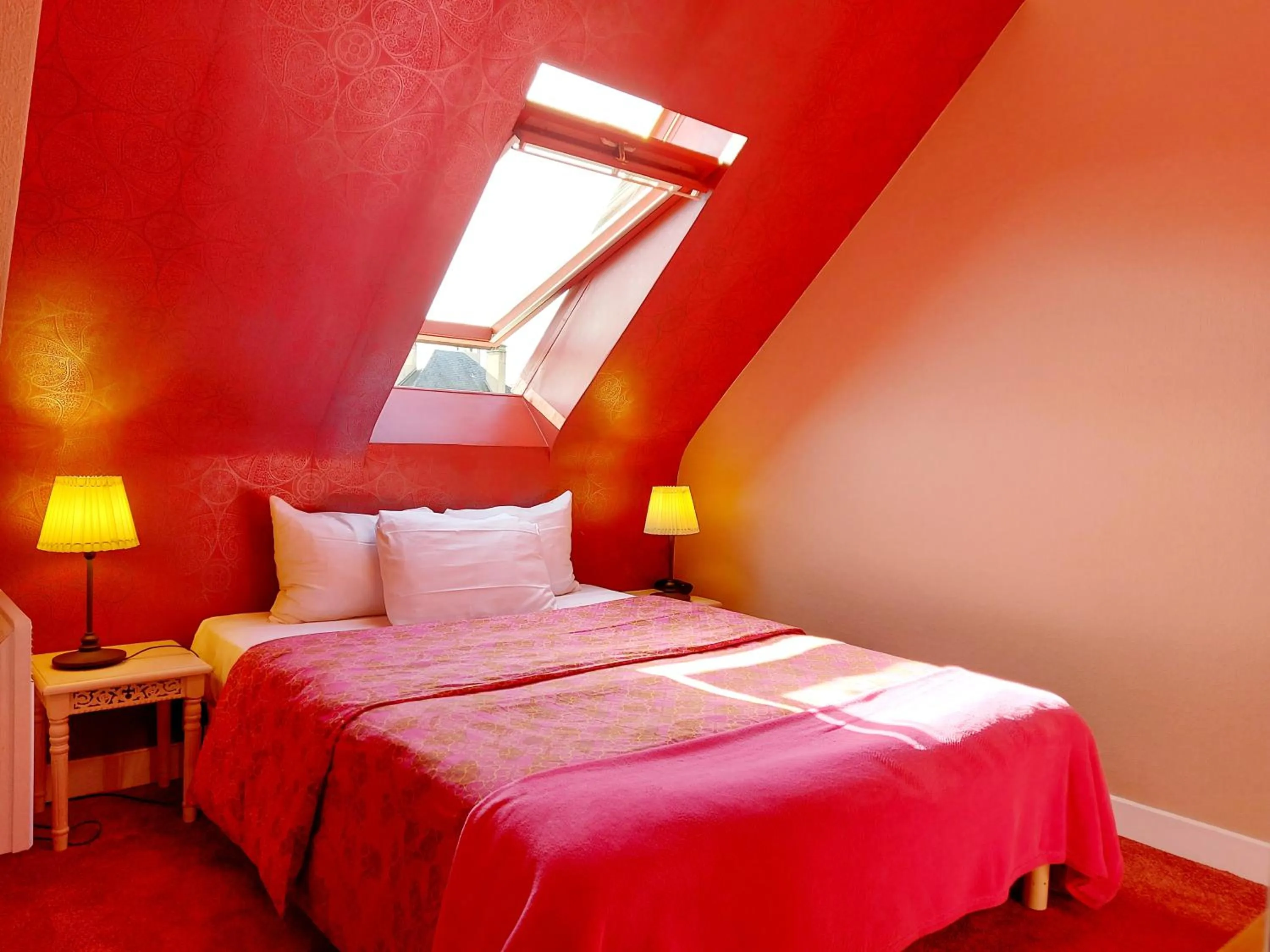 Bedroom, Bed in Hotel Mondial