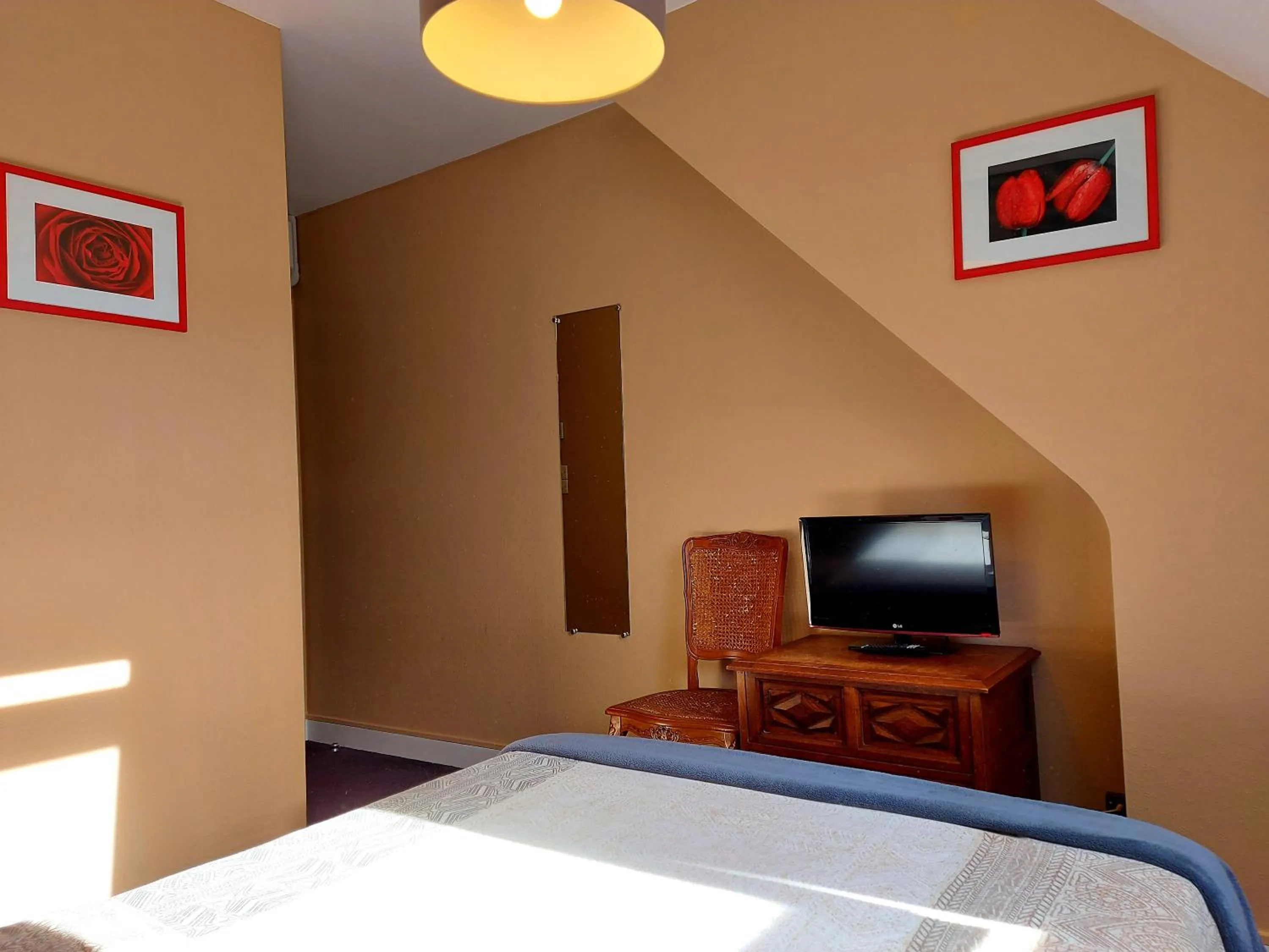 Photo of the whole room, Bed in Hotel Mondial