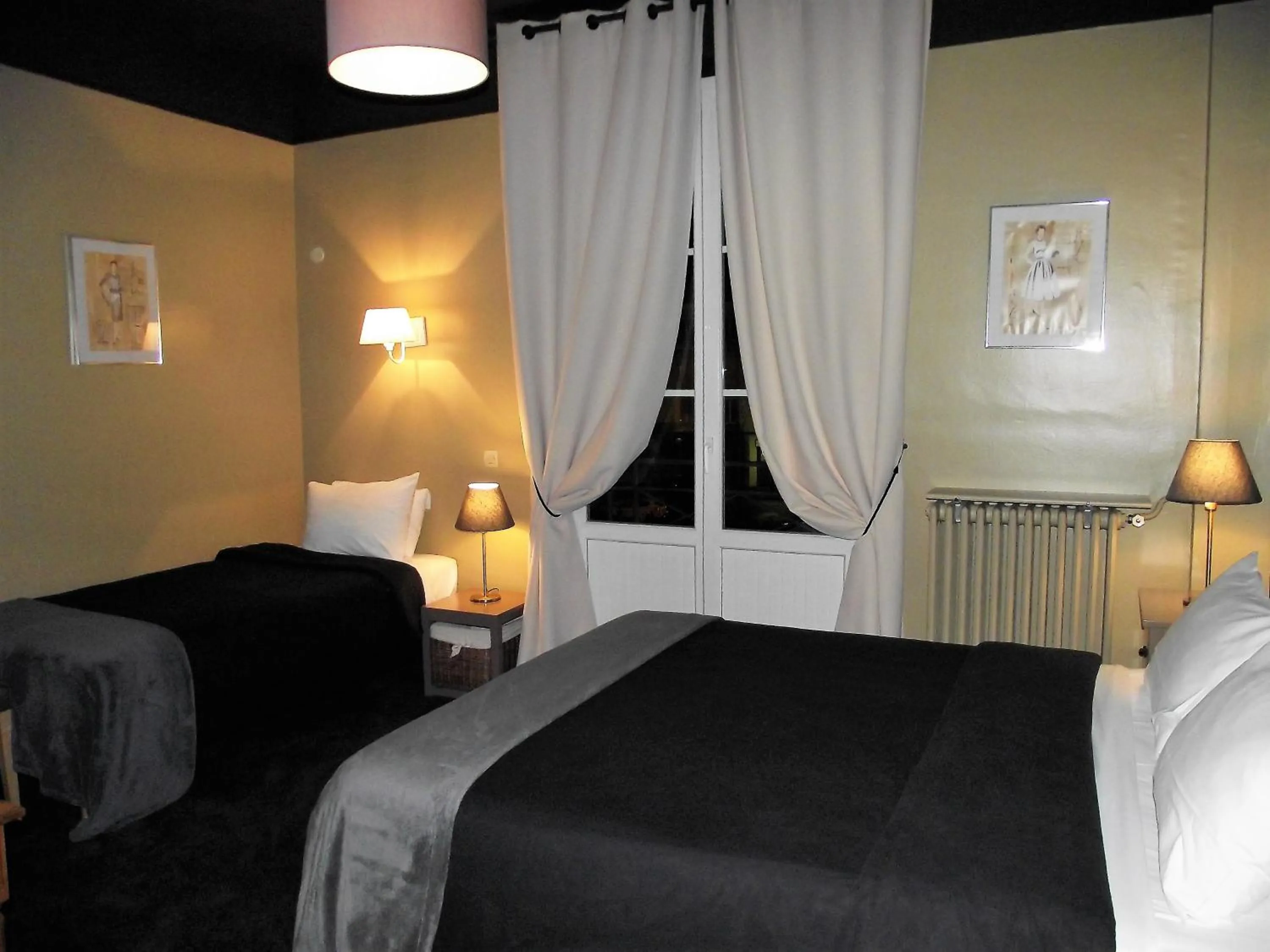 Photo of the whole room, Bed in Hotel Mondial