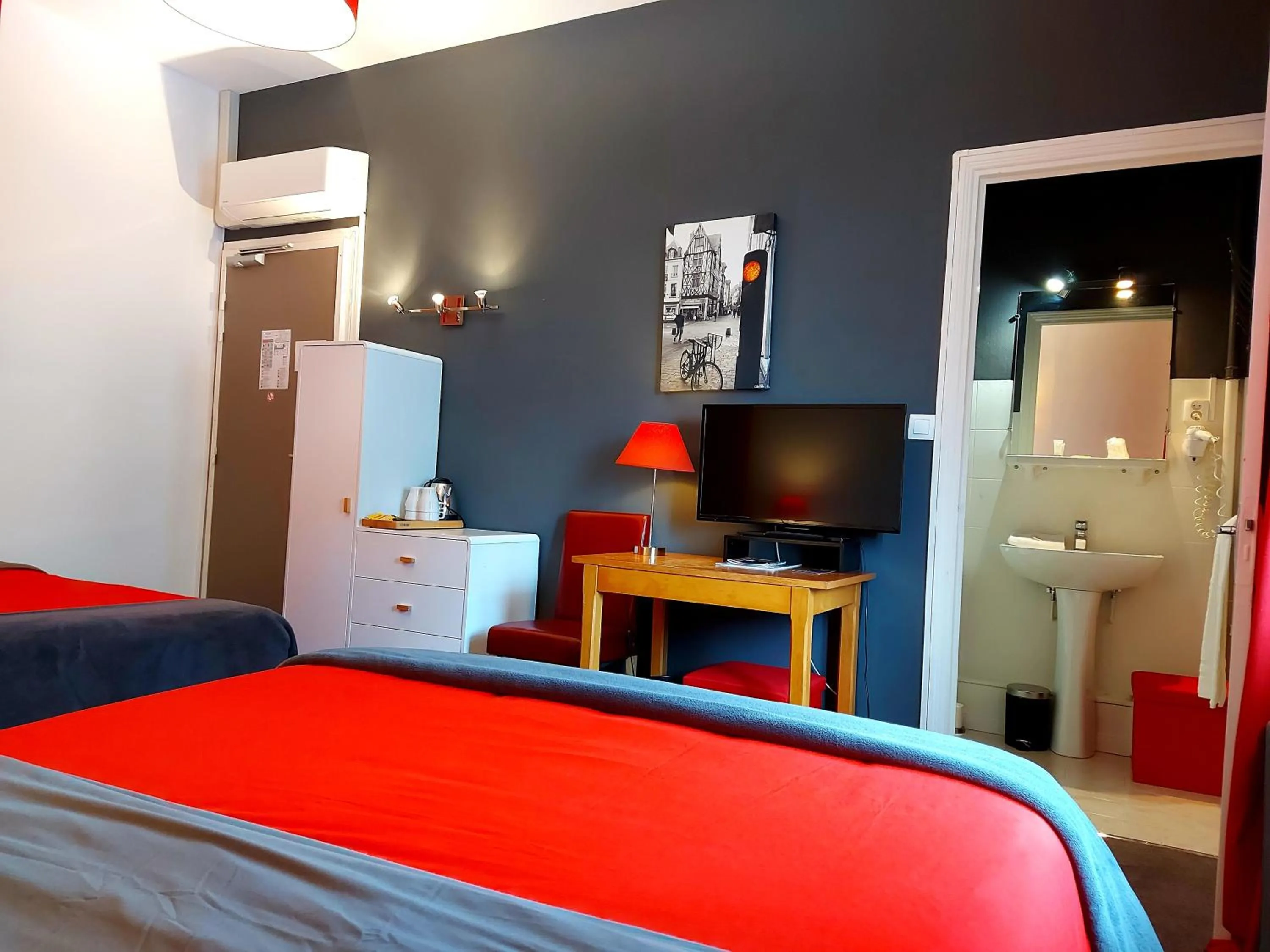 Photo of the whole room, Bed in Hotel Mondial