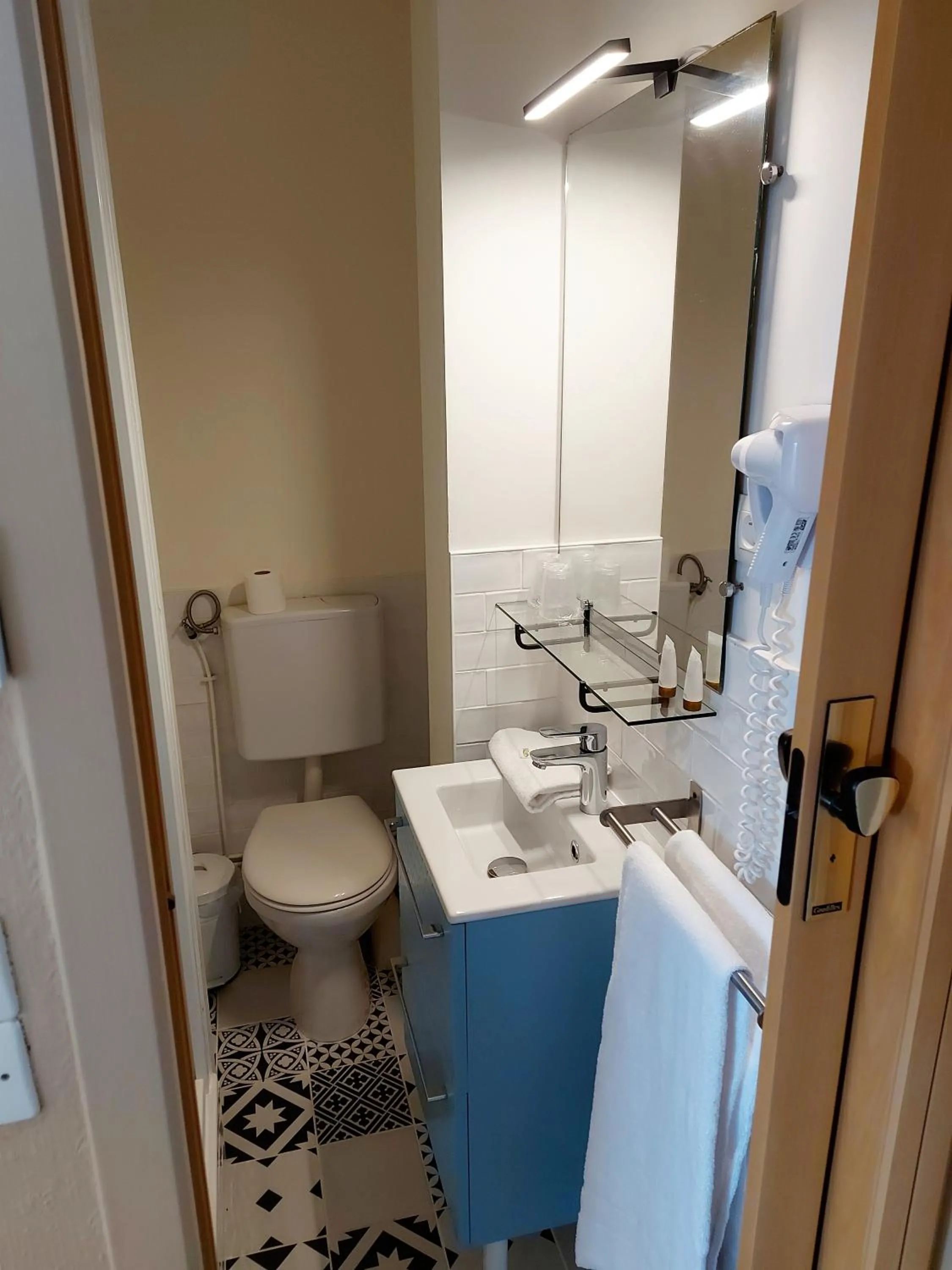 Shower in Hotel Mondial