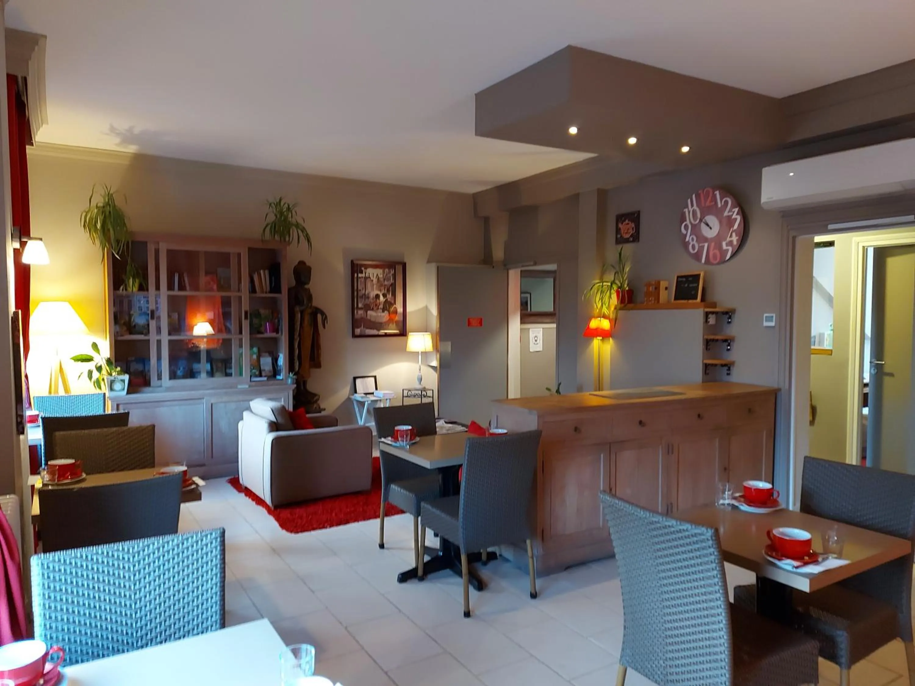 Restaurant/places to eat in Hotel Mondial