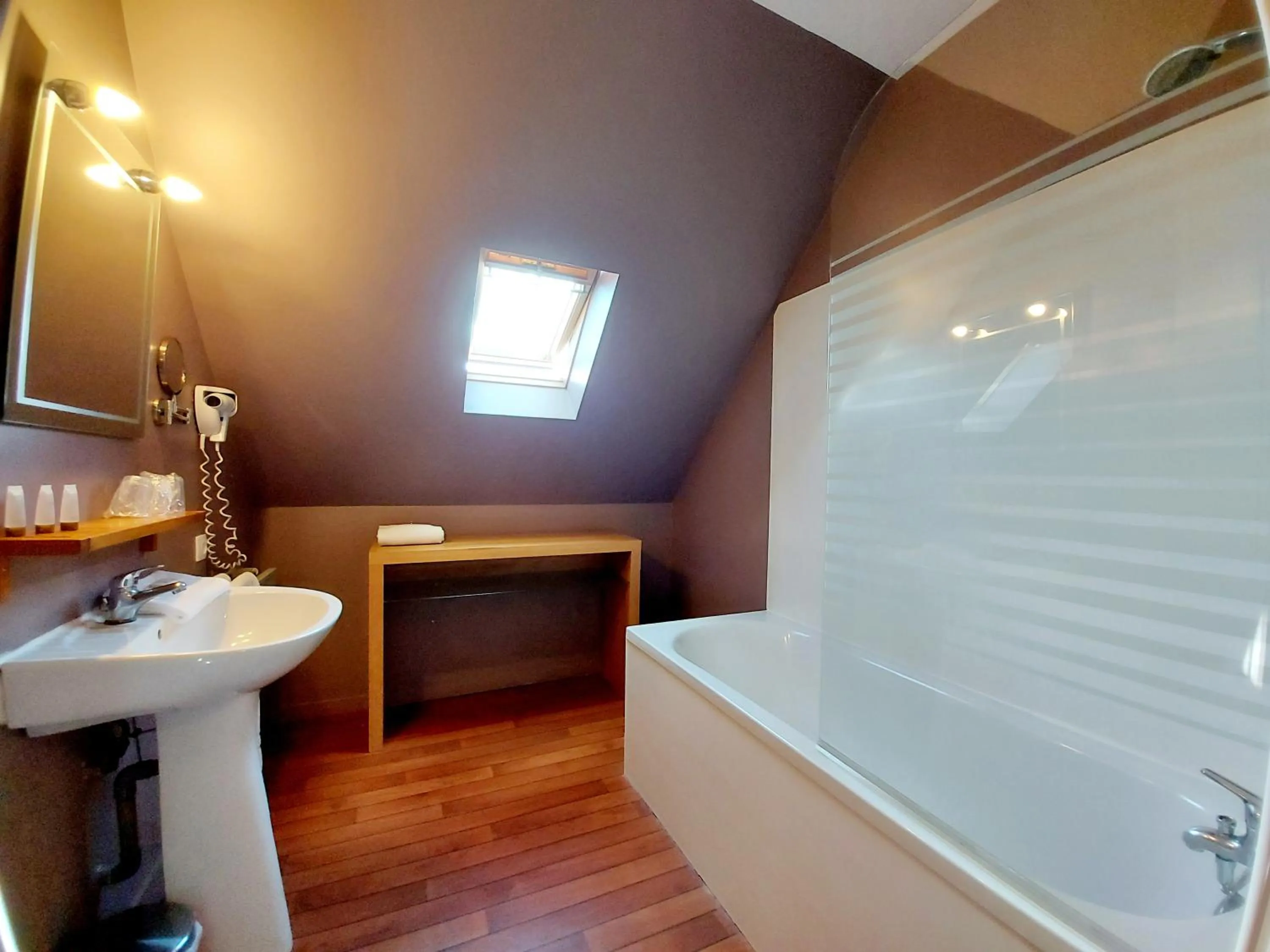 Bathroom in Hotel Mondial