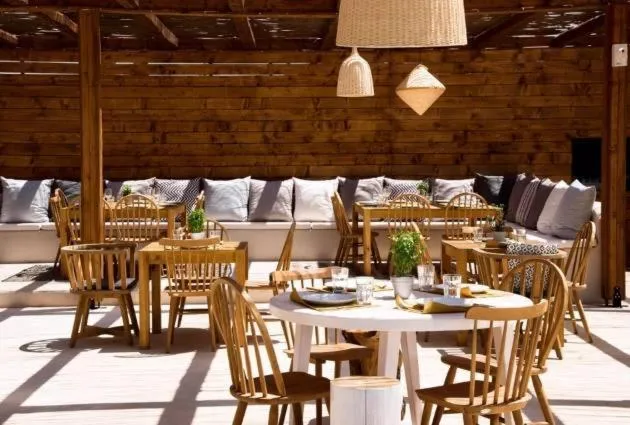 Restaurant/places to eat in Artemis Suites