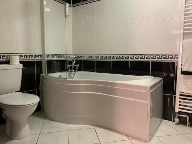 Shower in Springfield Country Hotel, Leisure Club & Spa