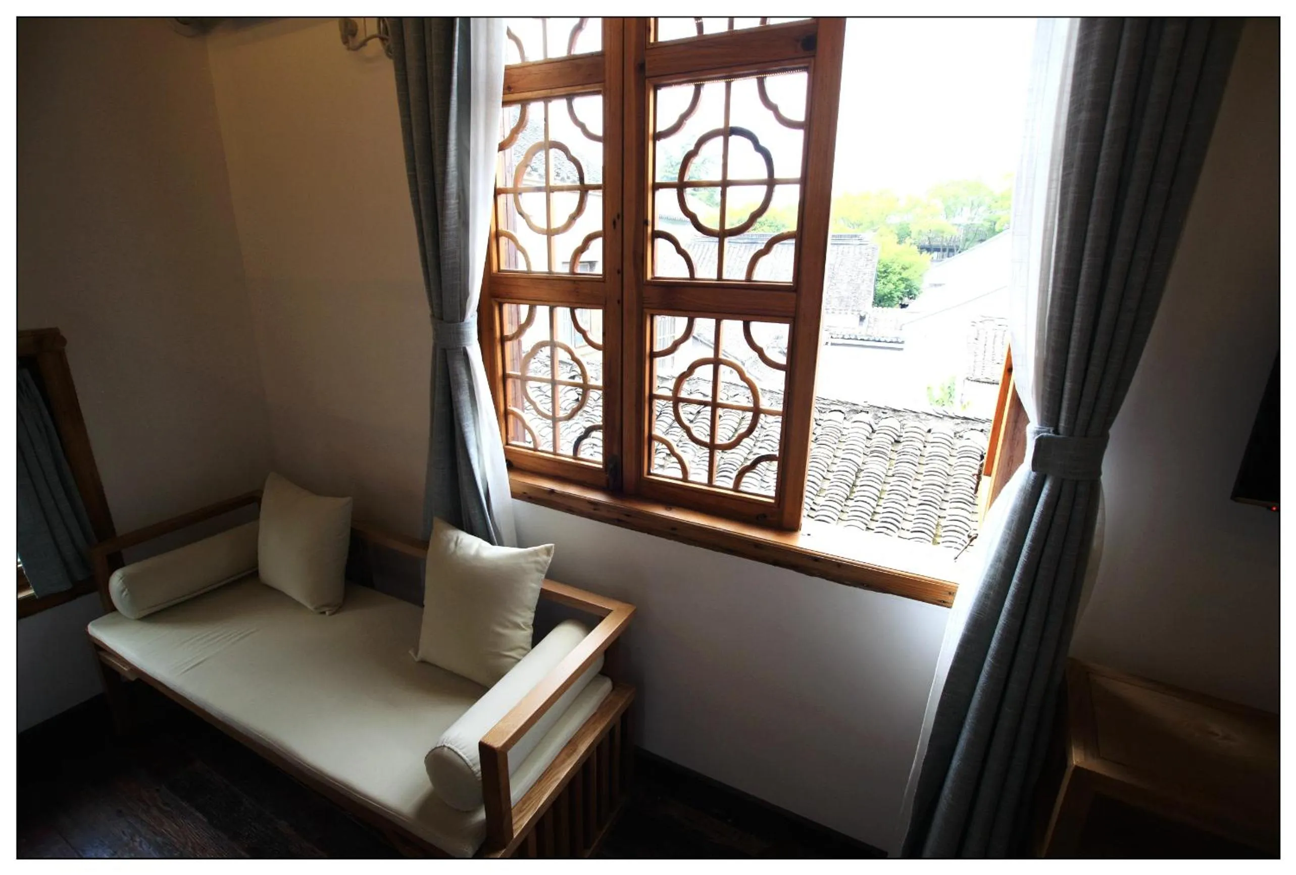 Inner courtyard view in Tongli Begonia Flowers Guesthouse