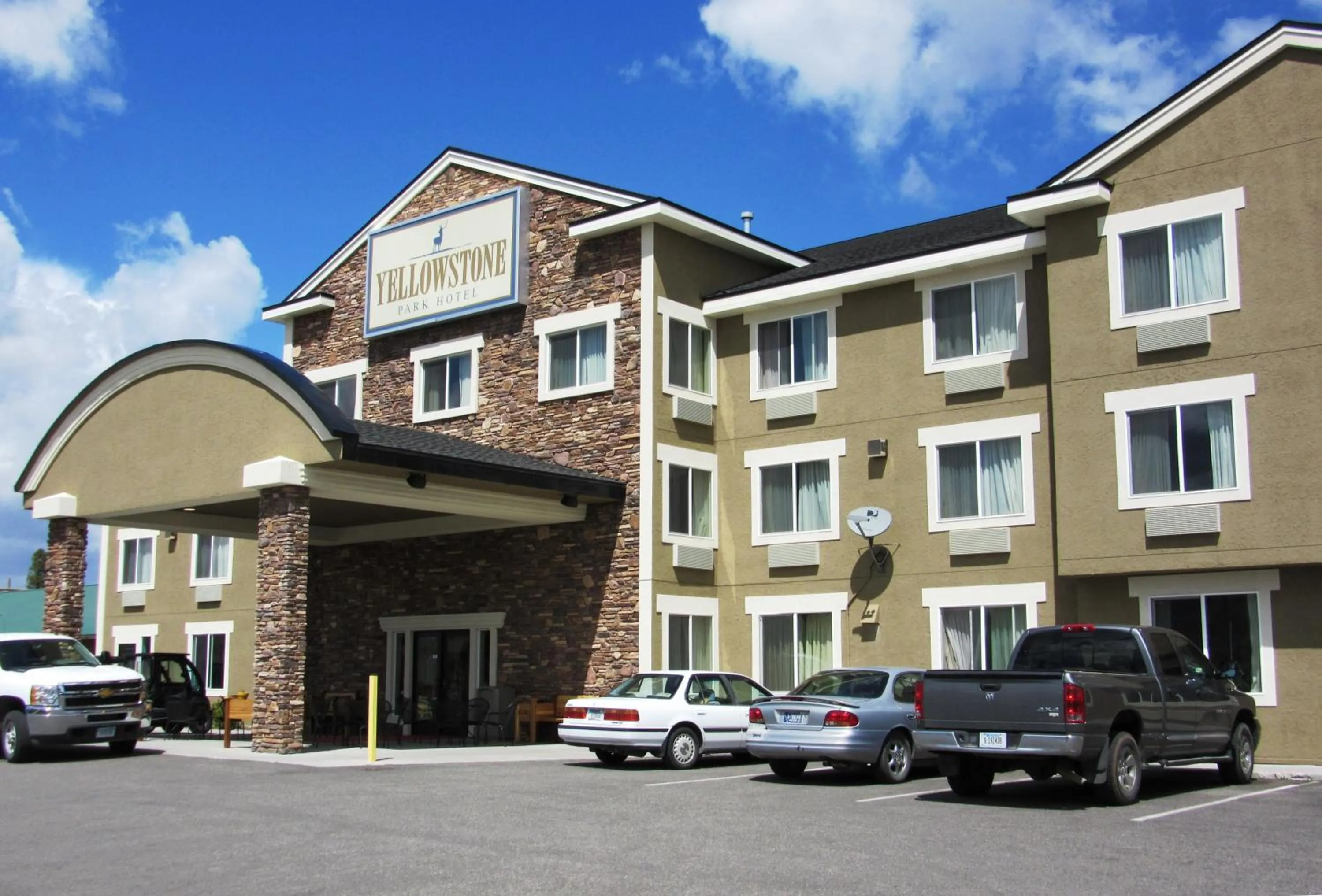 Facade/entrance in Yellowstone Park Hotel