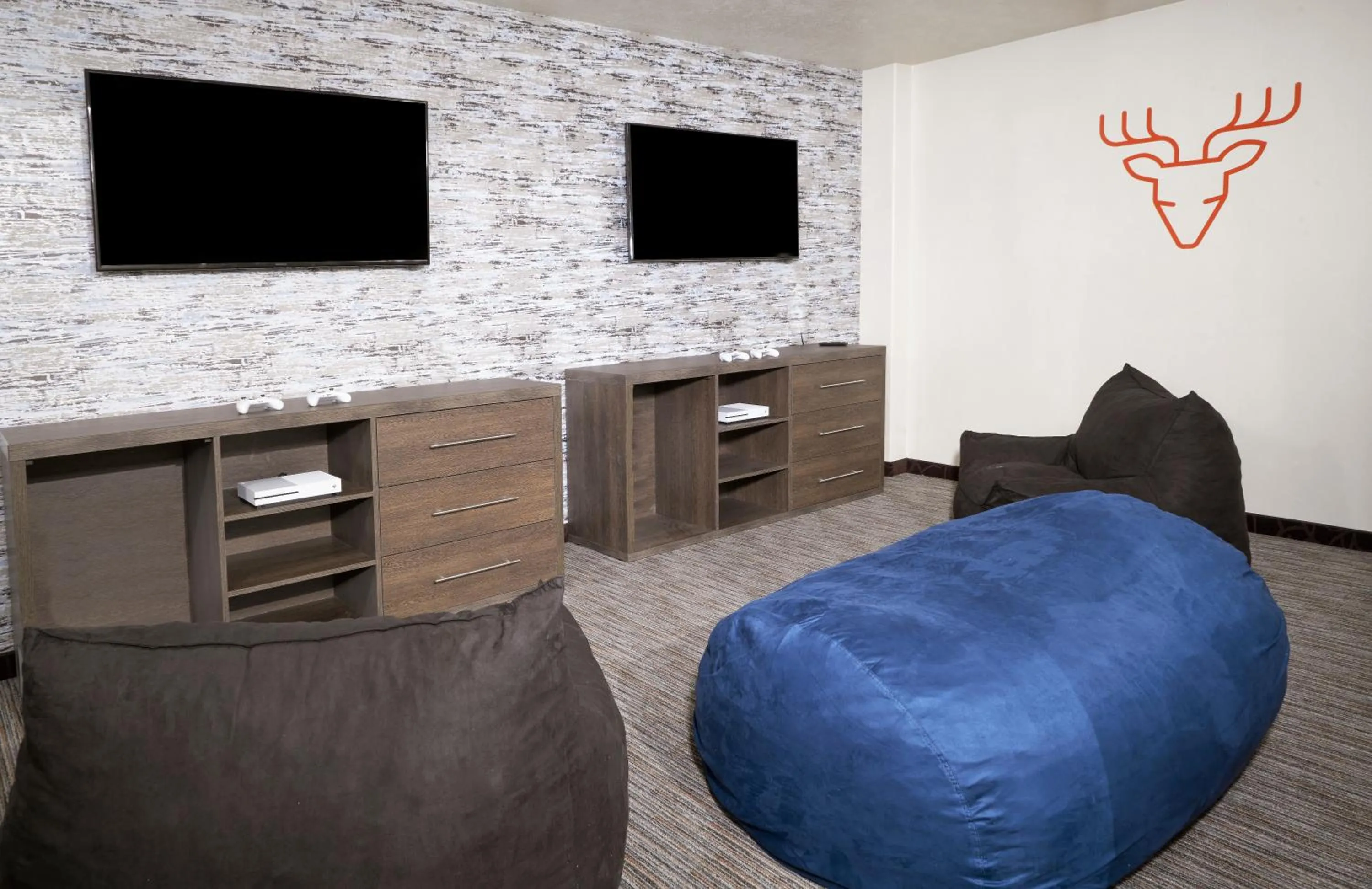 Communal lounge/ TV room, Bed in Yellowstone Park Hotel