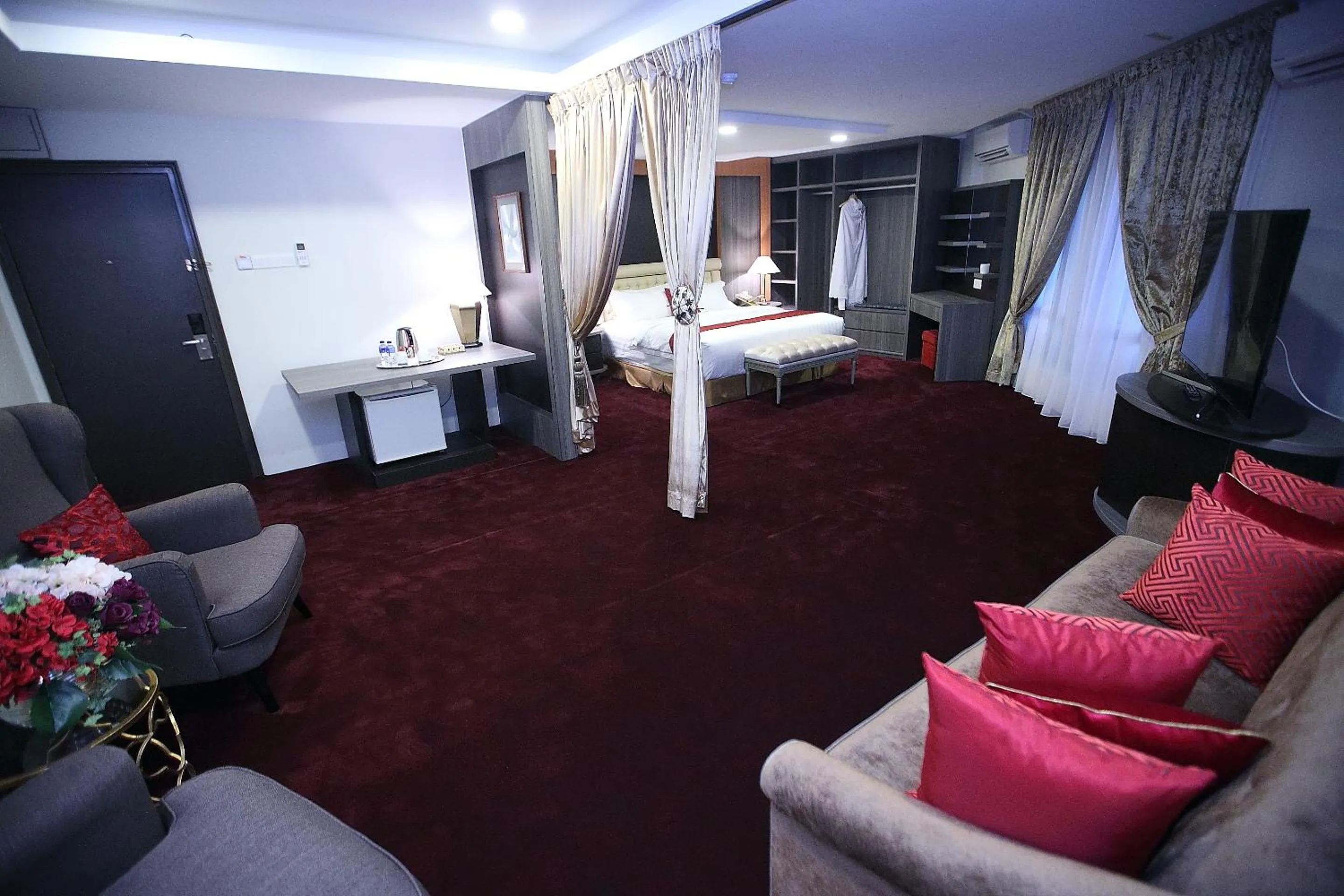 Living room, Bed in Al Khatiri Hotel
