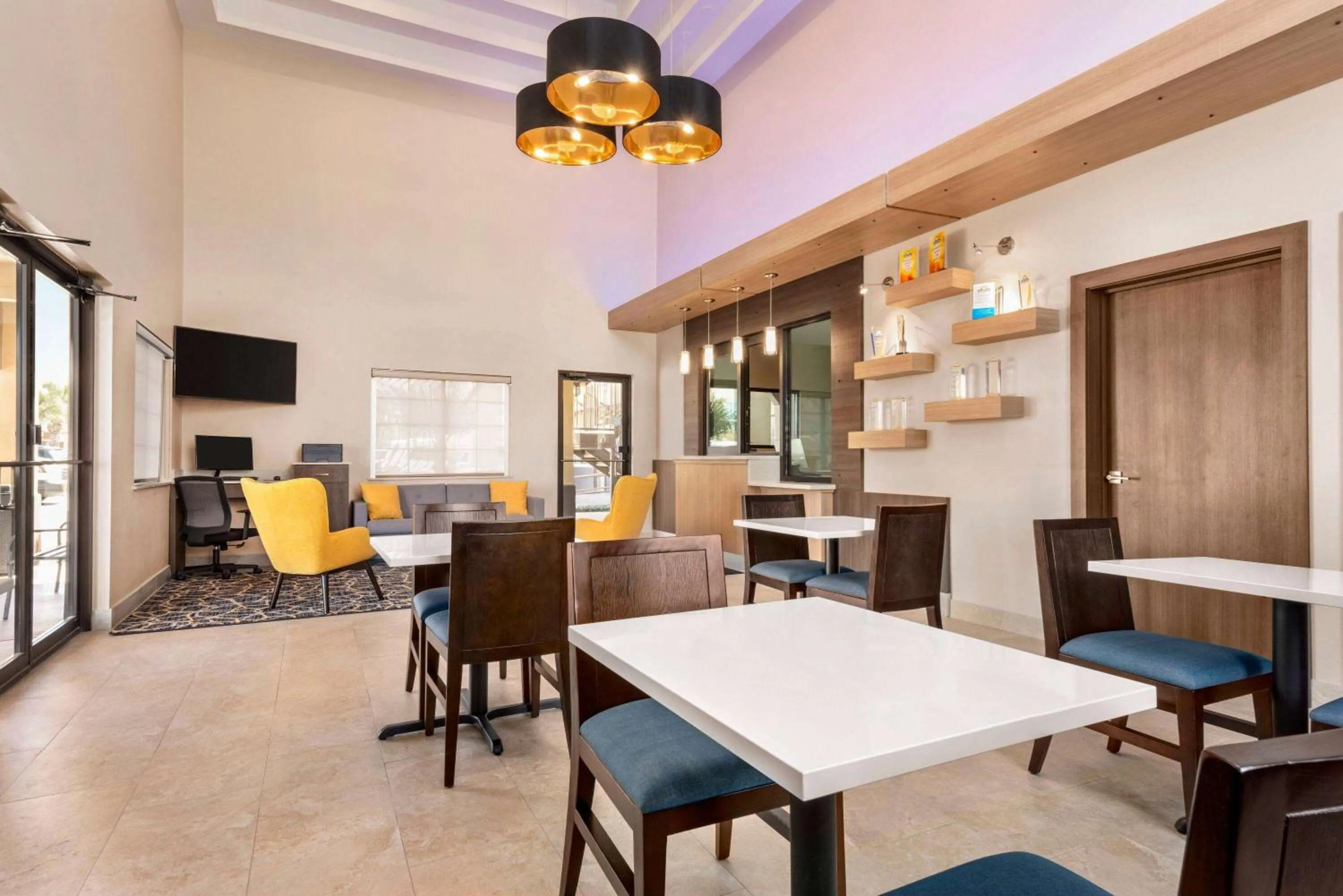 Lobby or reception in Days Inn & Suites by Wyndham Houston Hobby Airport