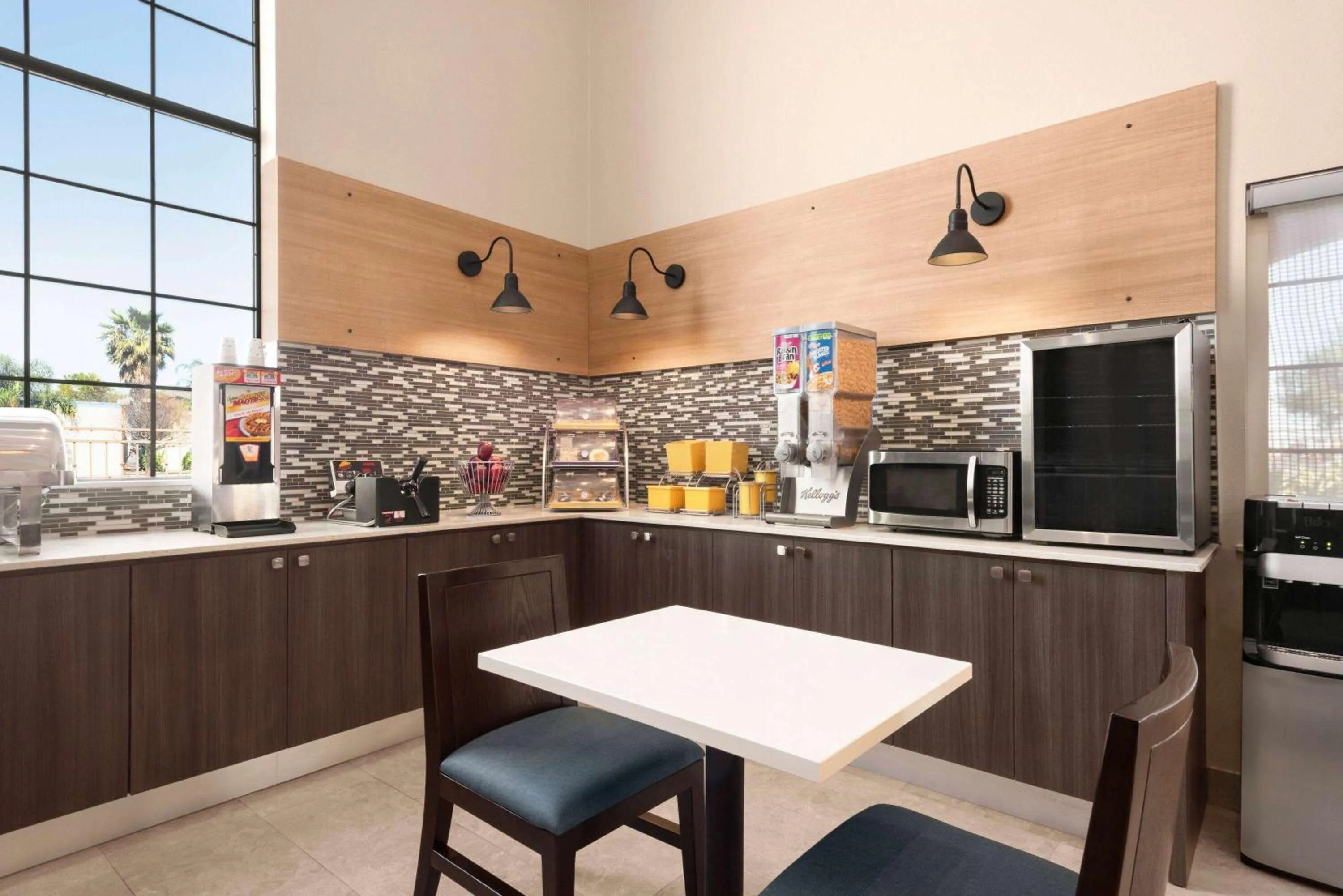 Restaurant/places to eat in Days Inn & Suites by Wyndham Houston Hobby Airport