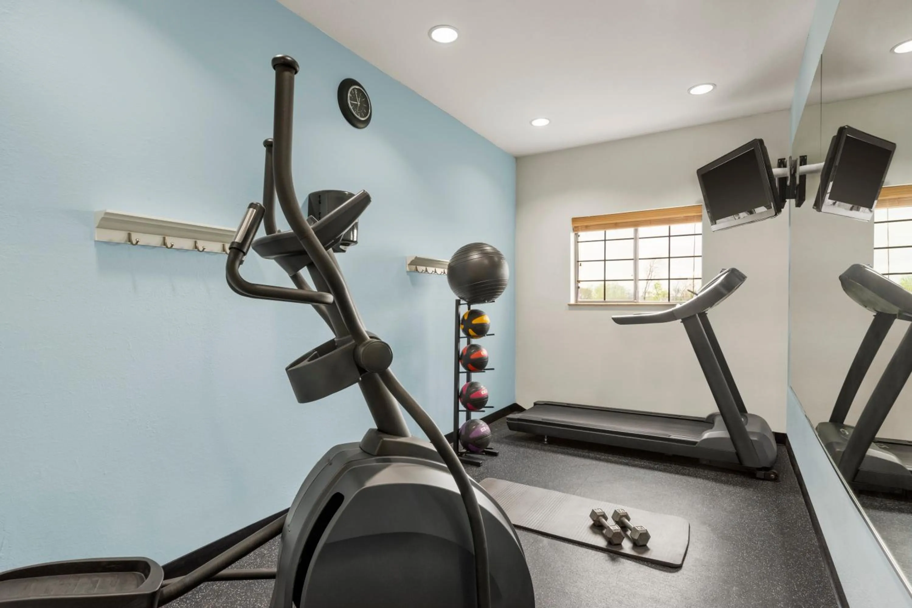 Fitness centre/facilities in Days Inn & Suites by Wyndham Houston Hobby Airport