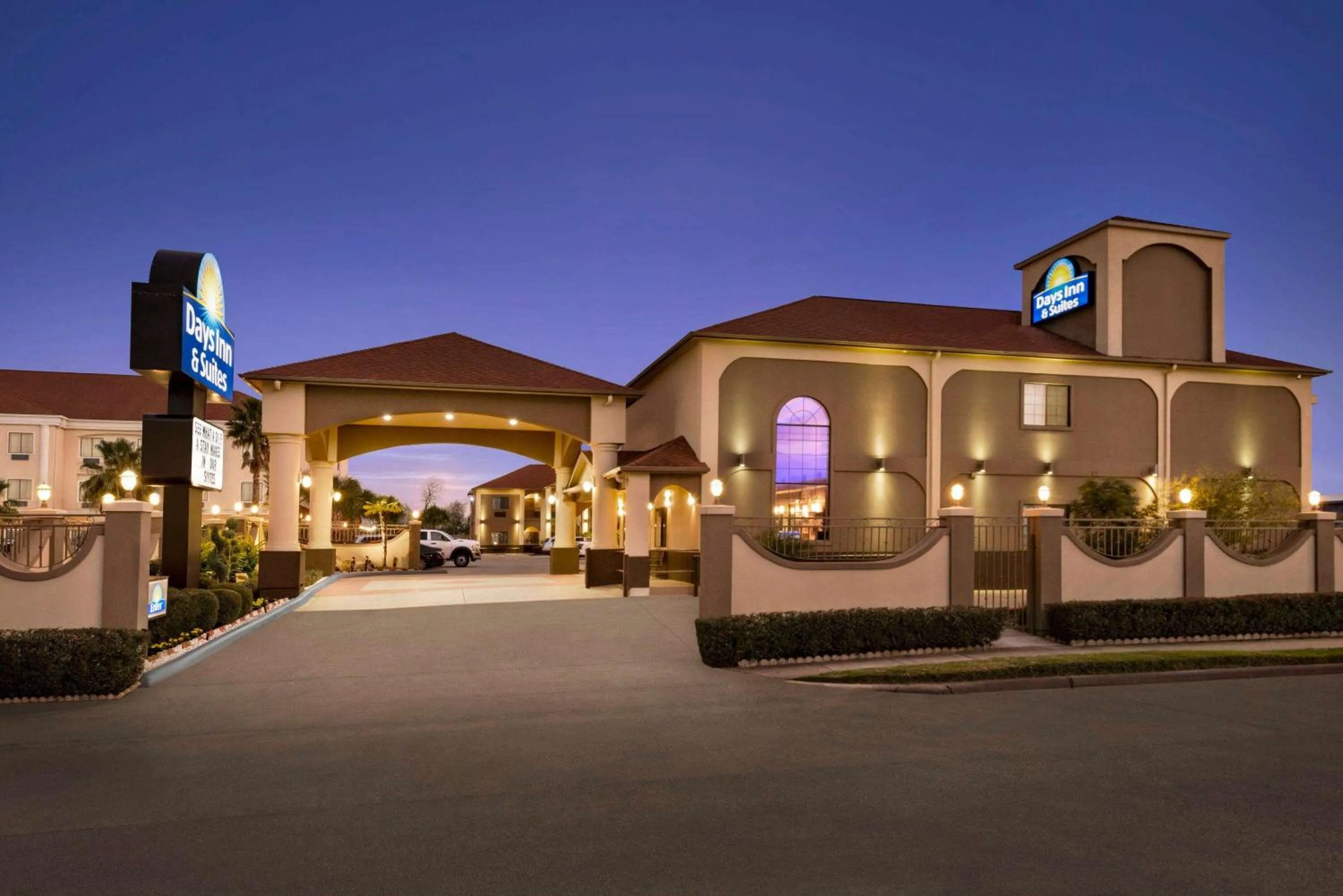 Property building in Days Inn & Suites by Wyndham Houston Hobby Airport
