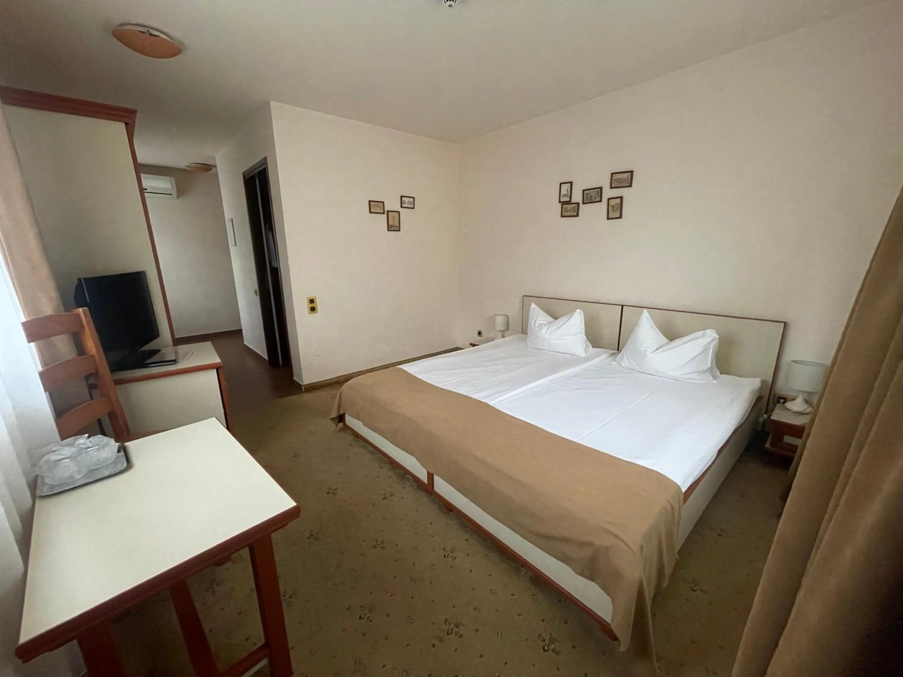 Bed in Pensiunea Luiza