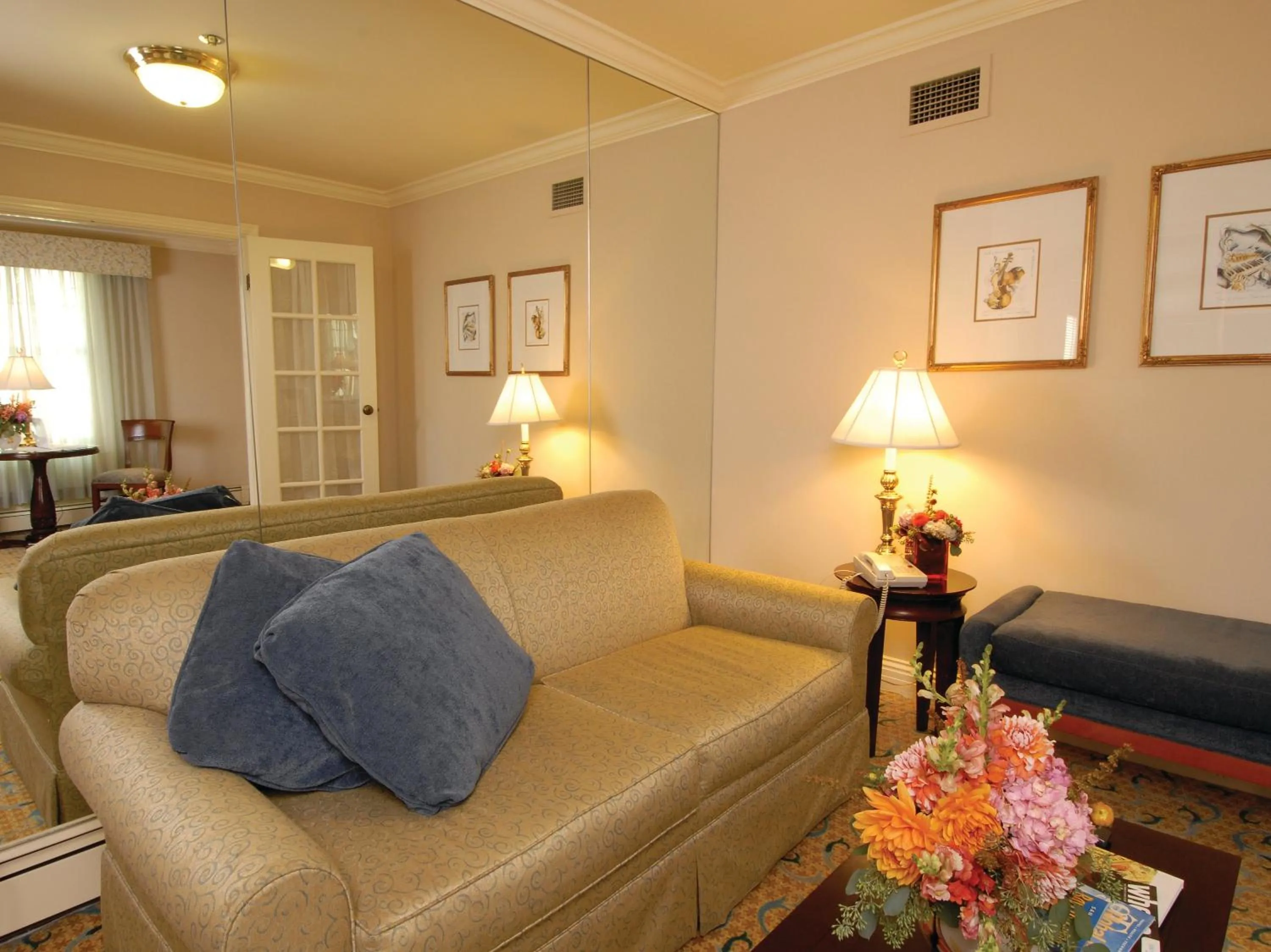 Living room in Inn at the Opera