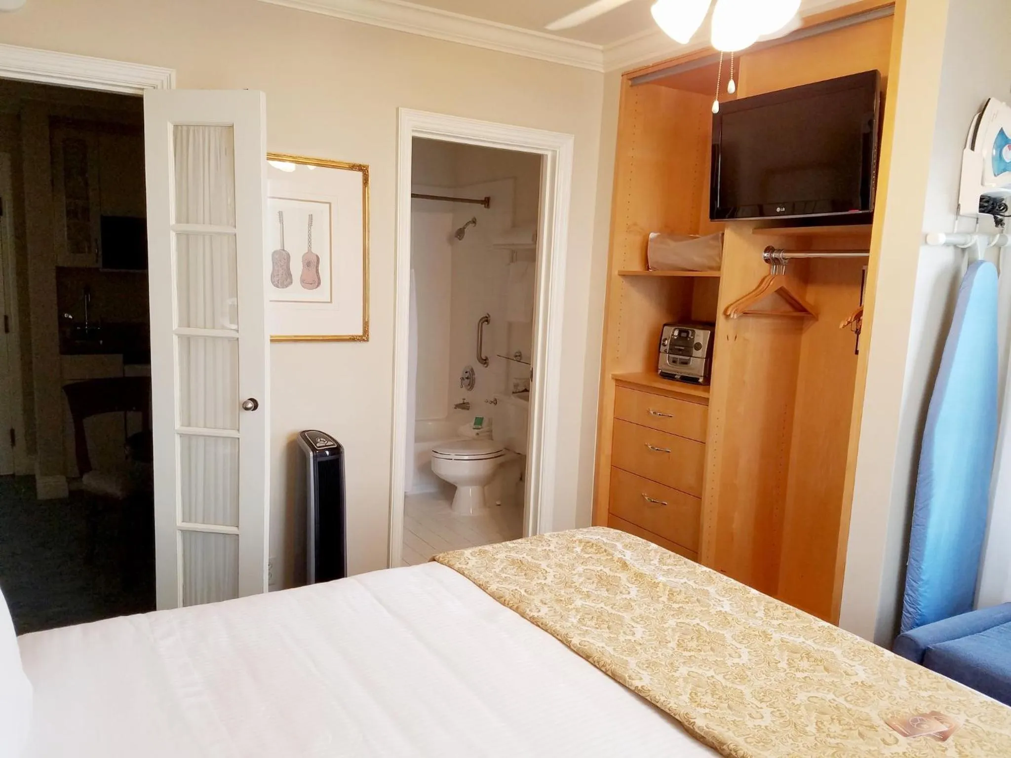 Photo of the whole room, Bed in Inn at the Opera