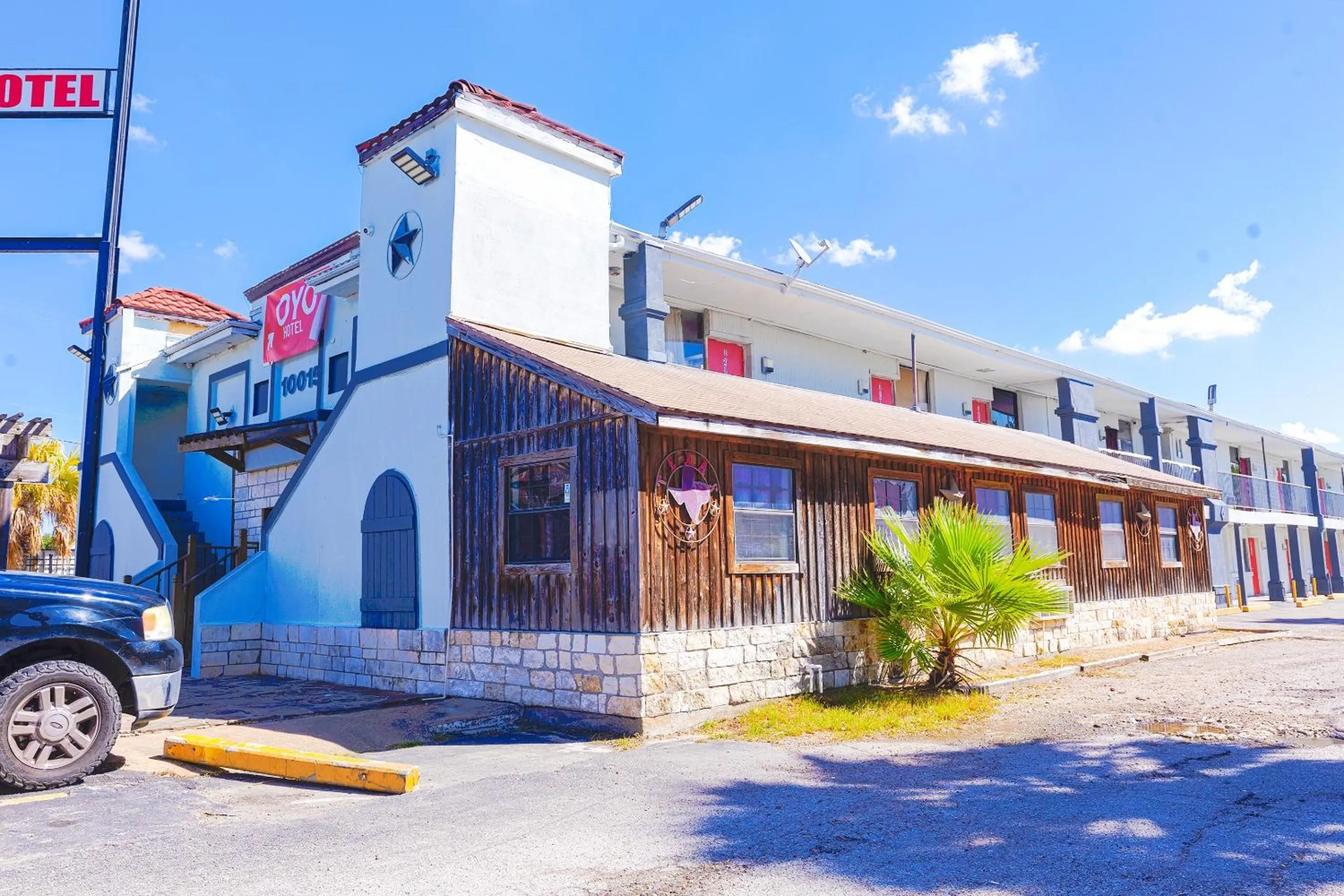 Facade/entrance in OYO Hotel Houston, TX near Medical Center NRG Stadium