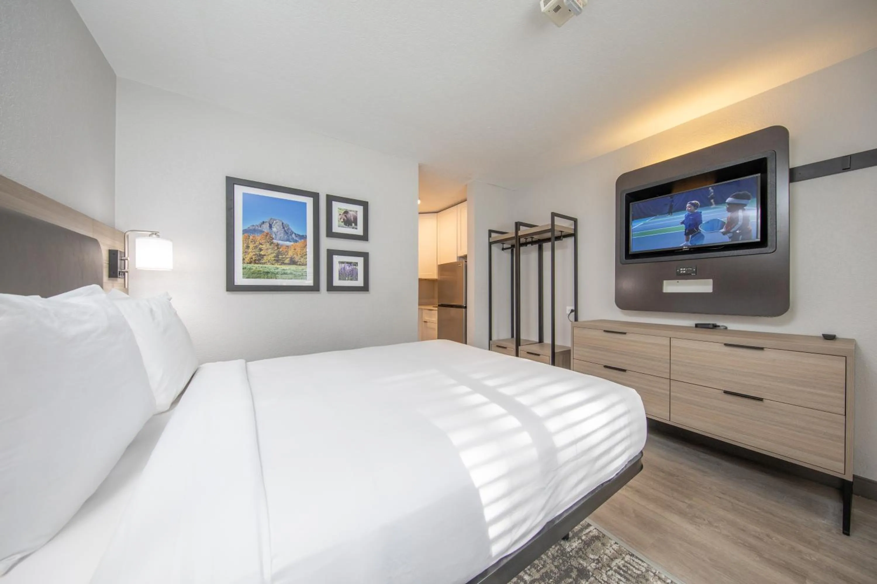 Photo of the whole room, Bed in The Jackson SouthTown