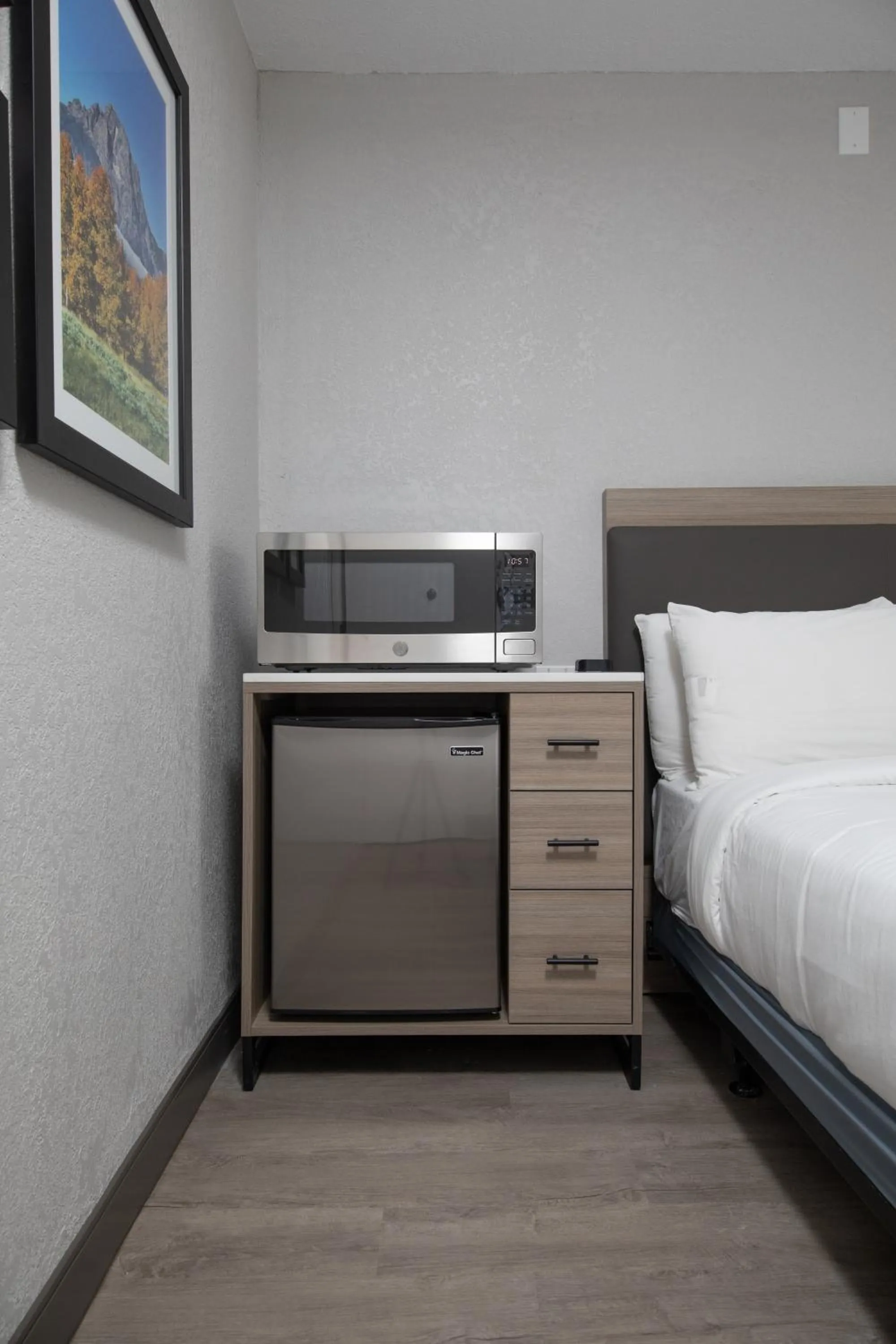 microwave, Bed in The Jackson SouthTown