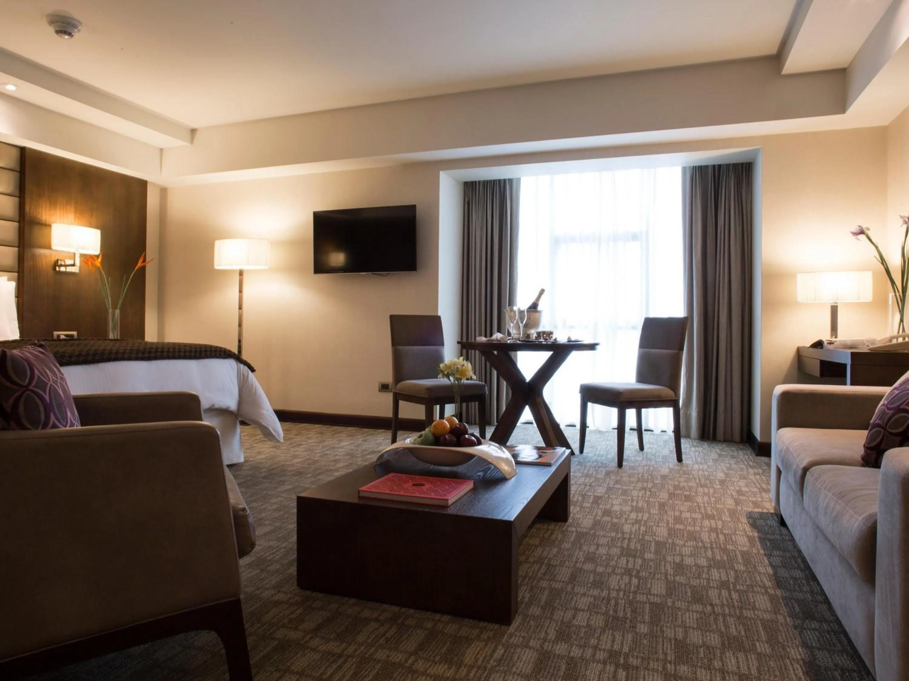 Bedroom, Bed in Swissotel Lima