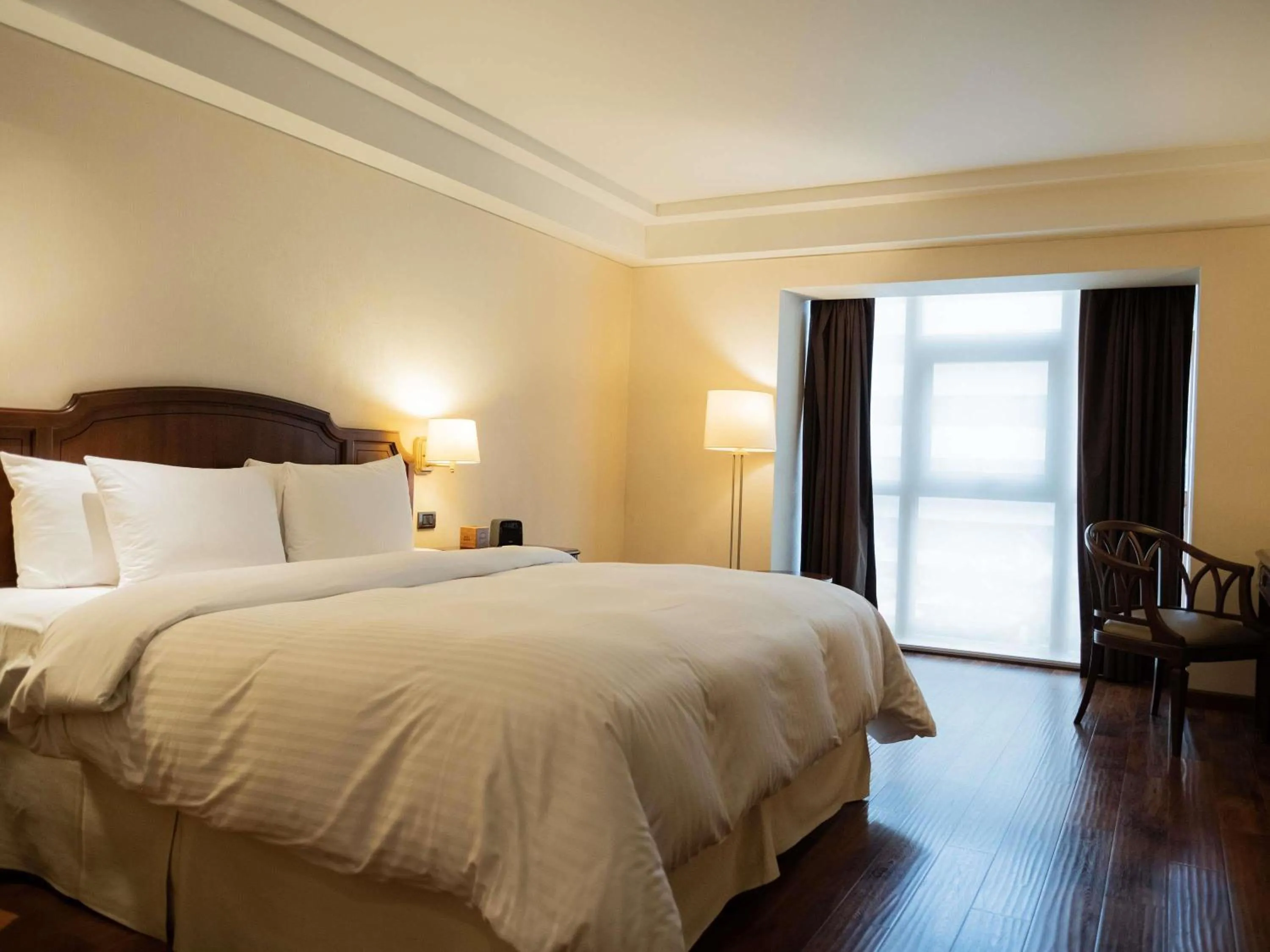 Bedroom, Bed in Swissotel Lima