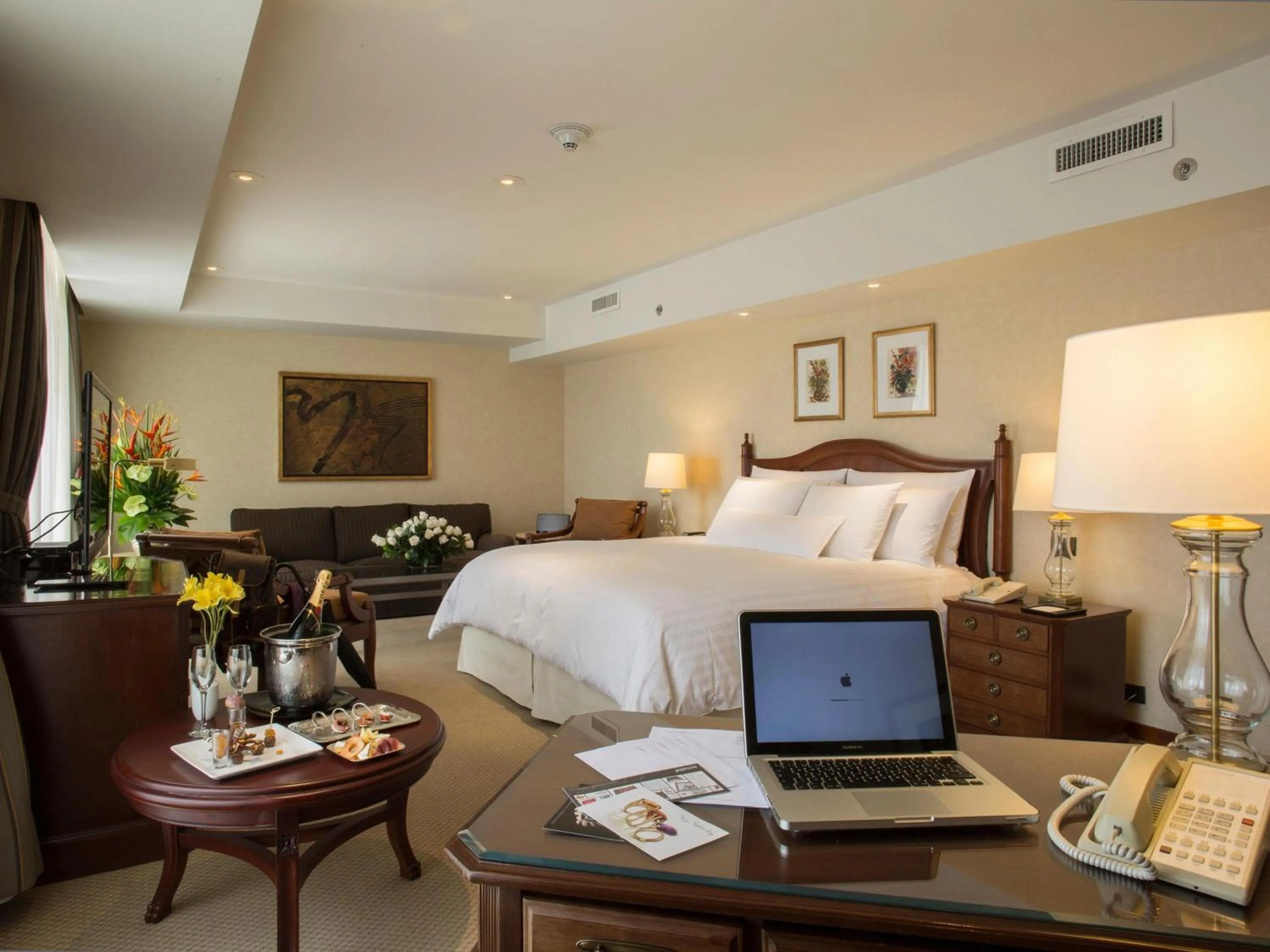 Bedroom, Bed in Swissotel Lima