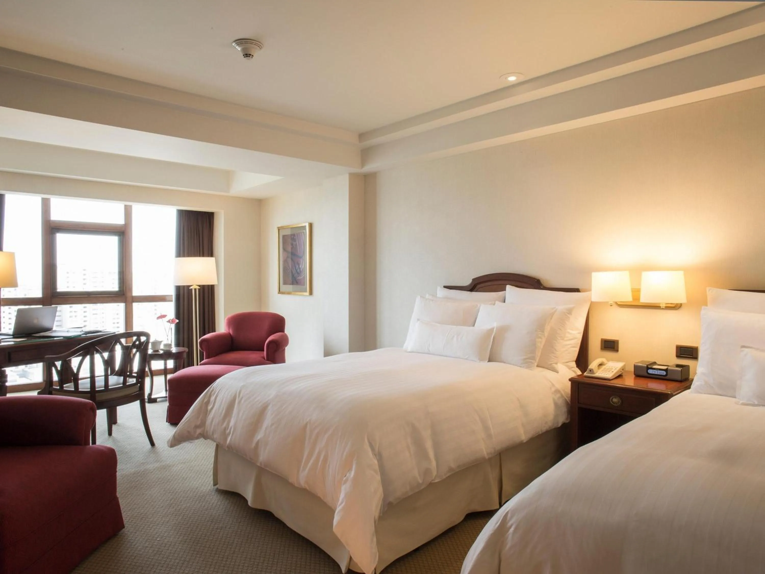 Bedroom, Bed in Swissotel Lima