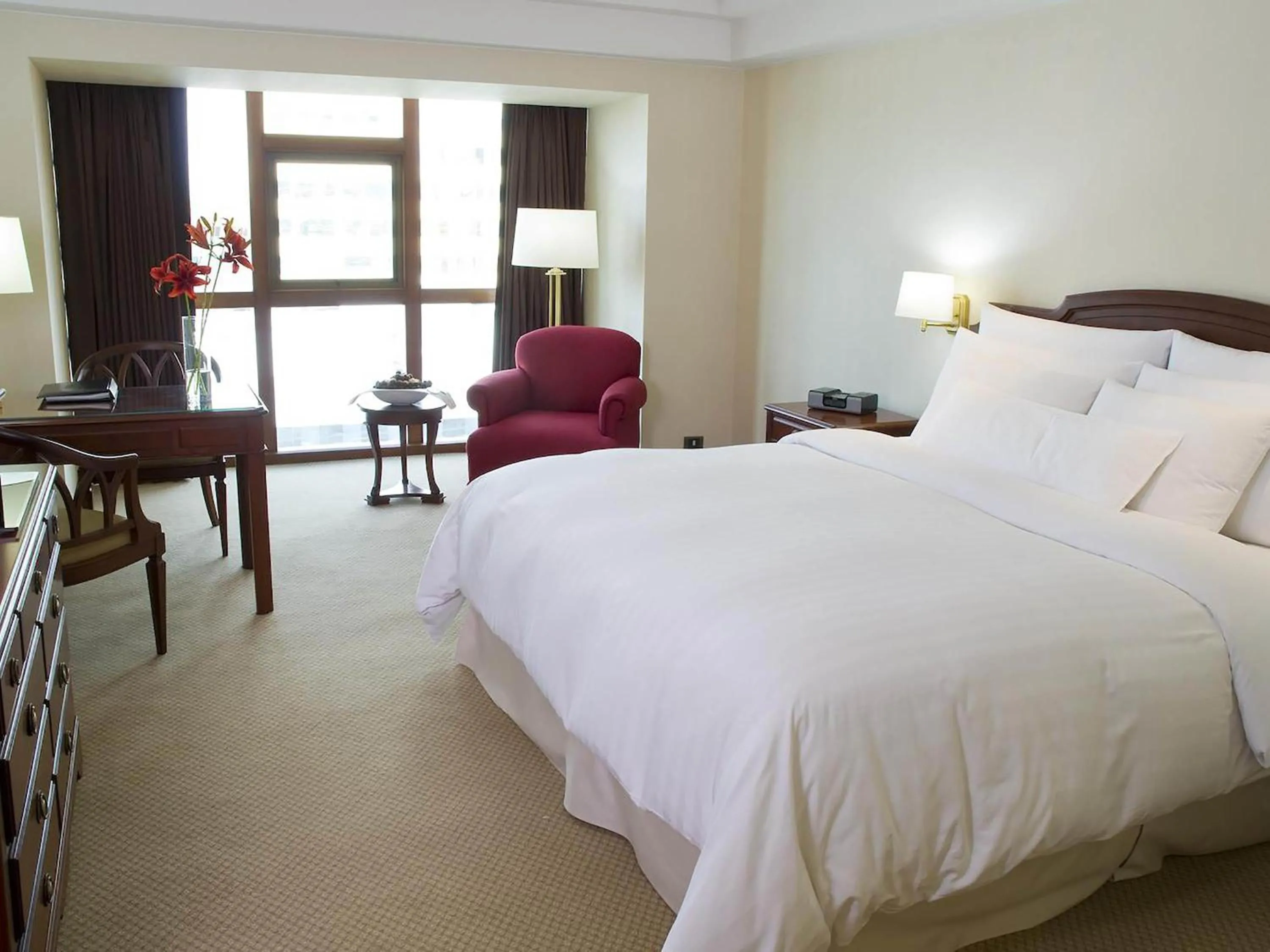 Bedroom, Bed in Swissotel Lima