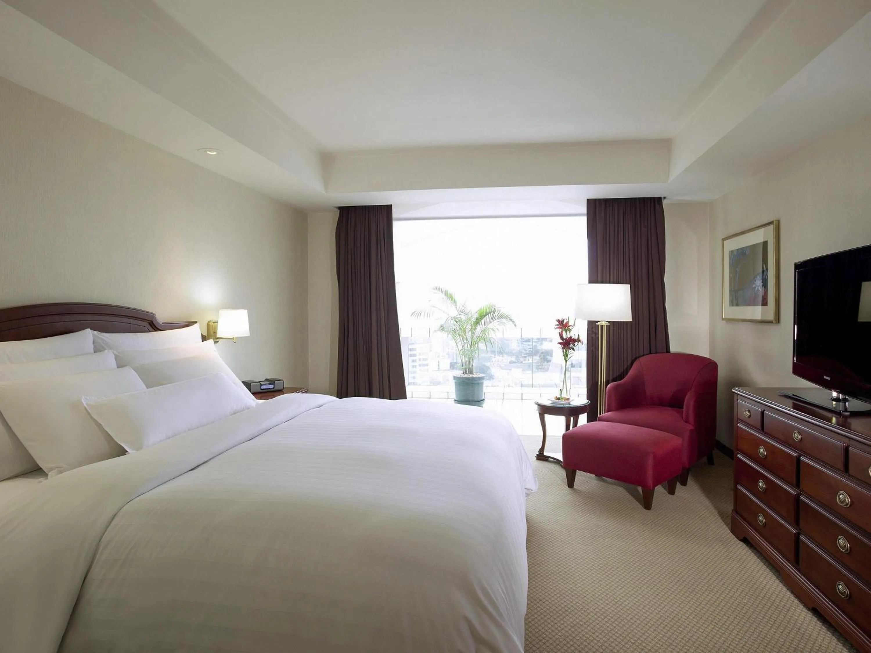 Bedroom, Bed in Swissotel Lima