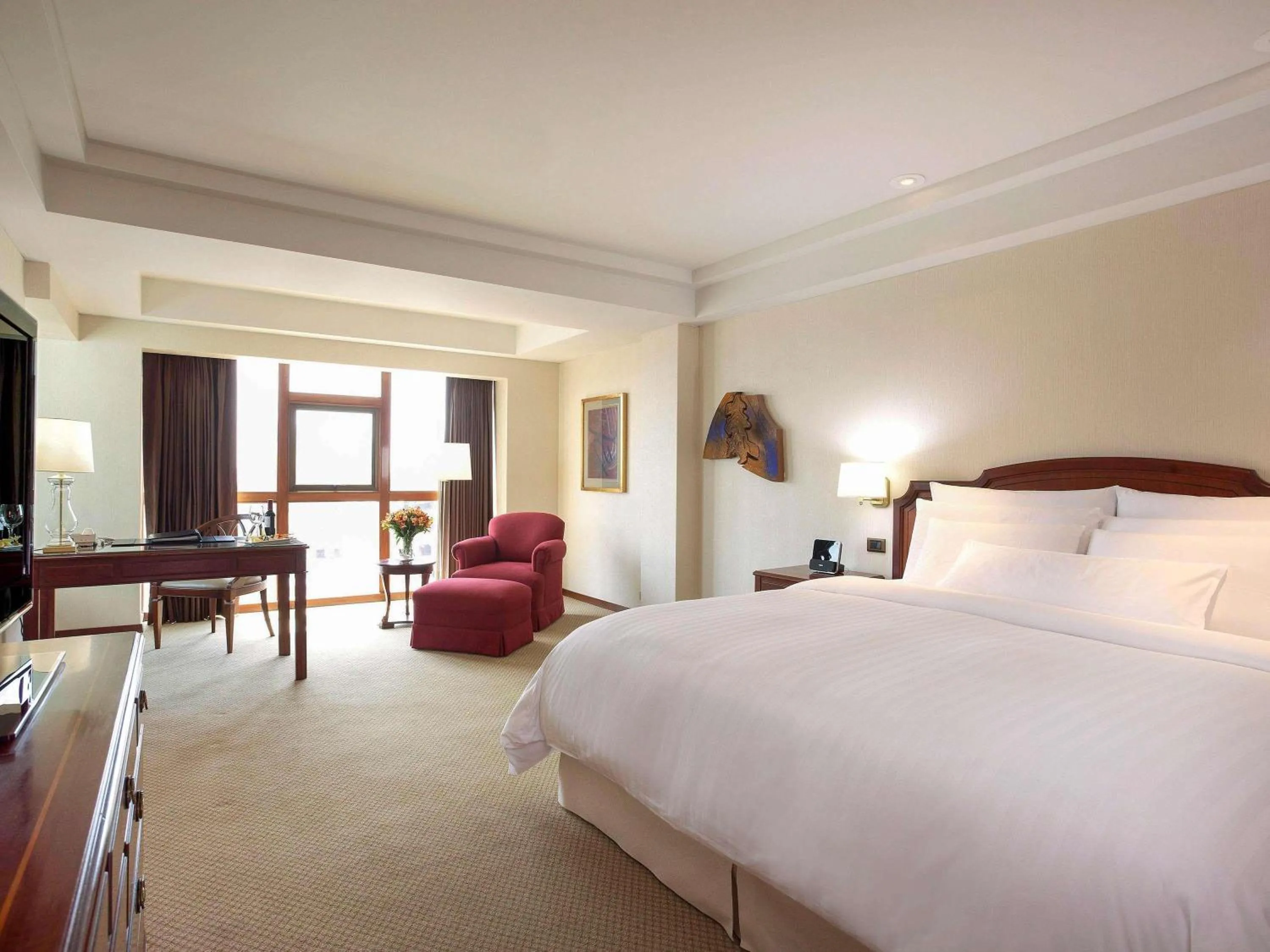 Property building, Bed in Swissotel Lima