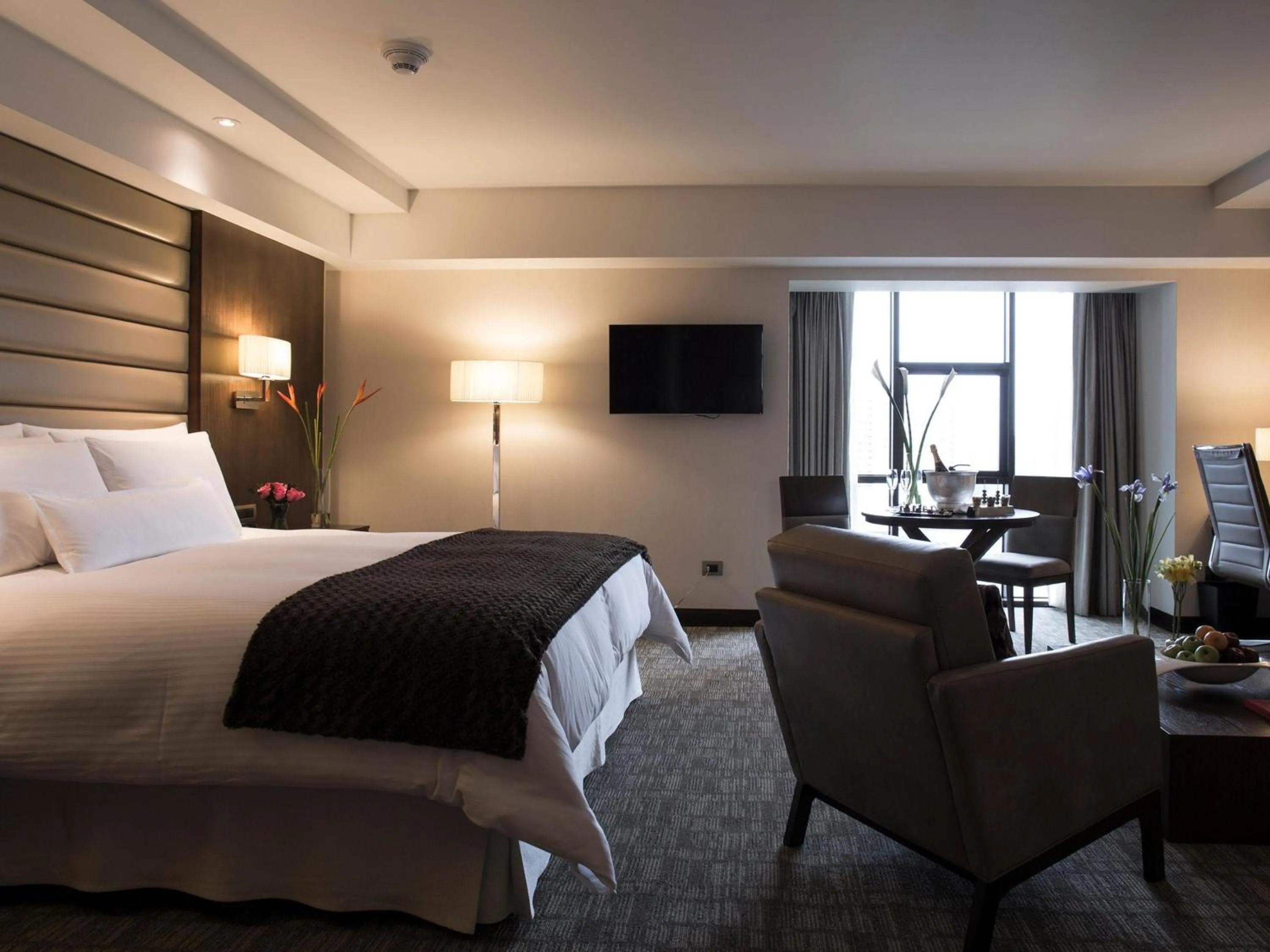 Bedroom, Bed in Swissotel Lima