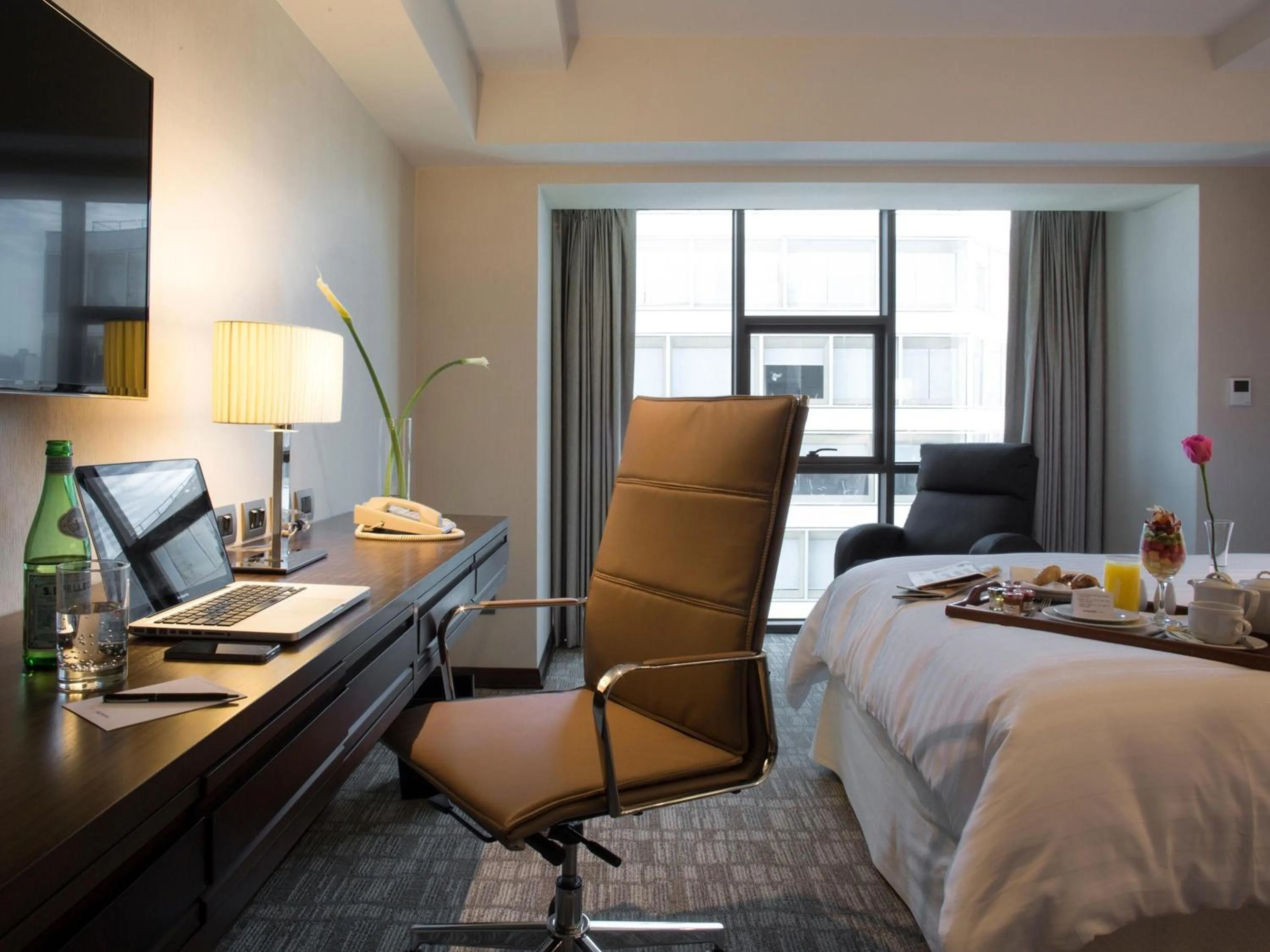 Bedroom, Bed in Swissotel Lima