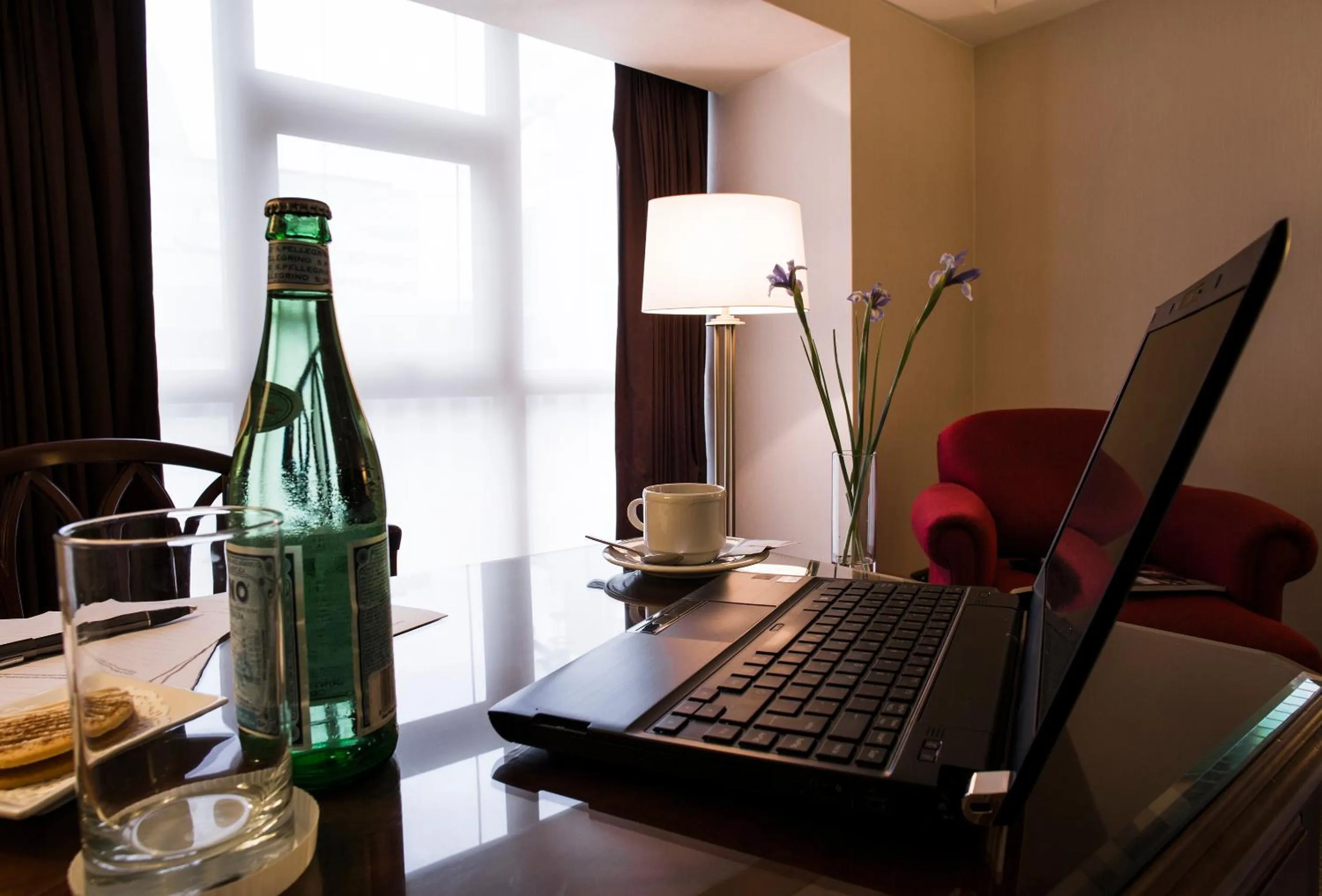 Seating area in Swissotel Lima