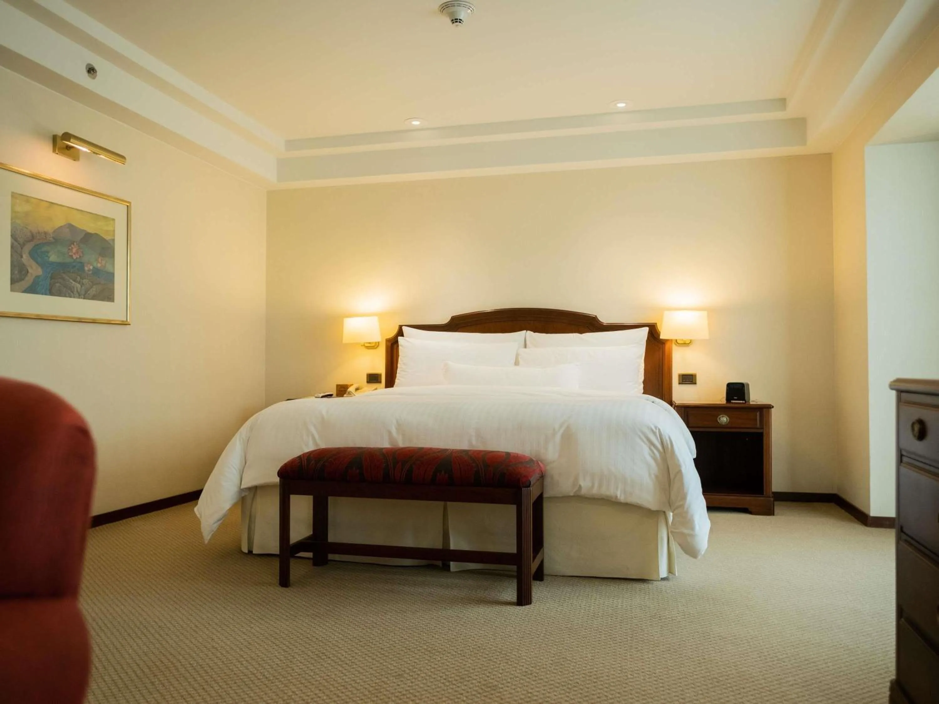 Bedroom, Bed in Swissotel Lima